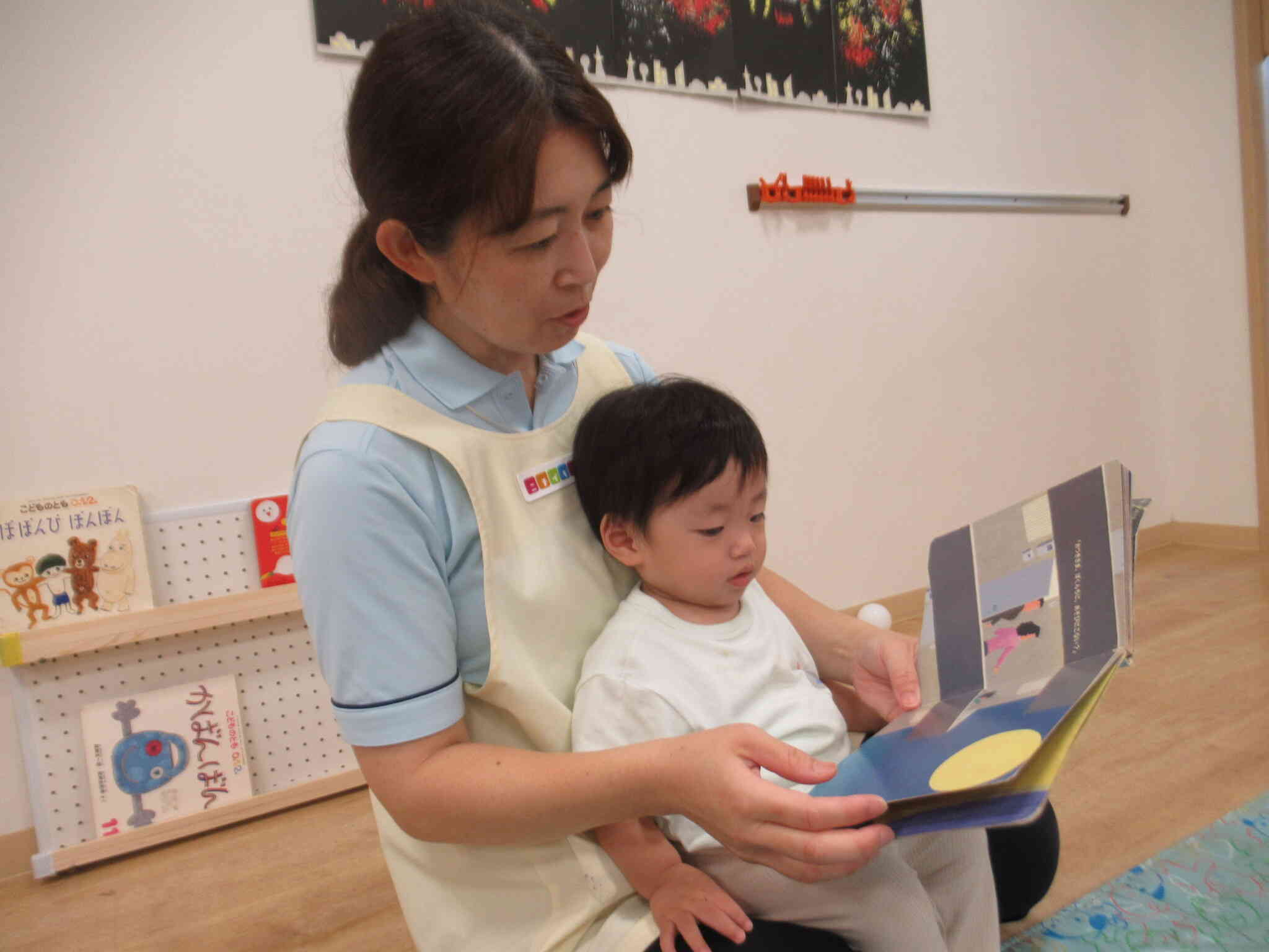 先生のお膝って 快適なんだもん ...　大好きな絵本を読んでもらうよ ...　 いーっぱい 読んでほしいな