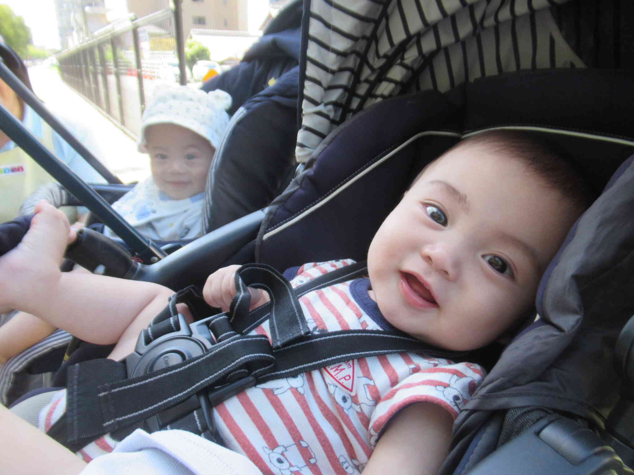 おさんぽ おさんぽ　うれしいな～　　お空が いっぱい見えるよ　　車もいっぱい見たよ　　あっち行ったり こっち行ったり ...　楽しいな