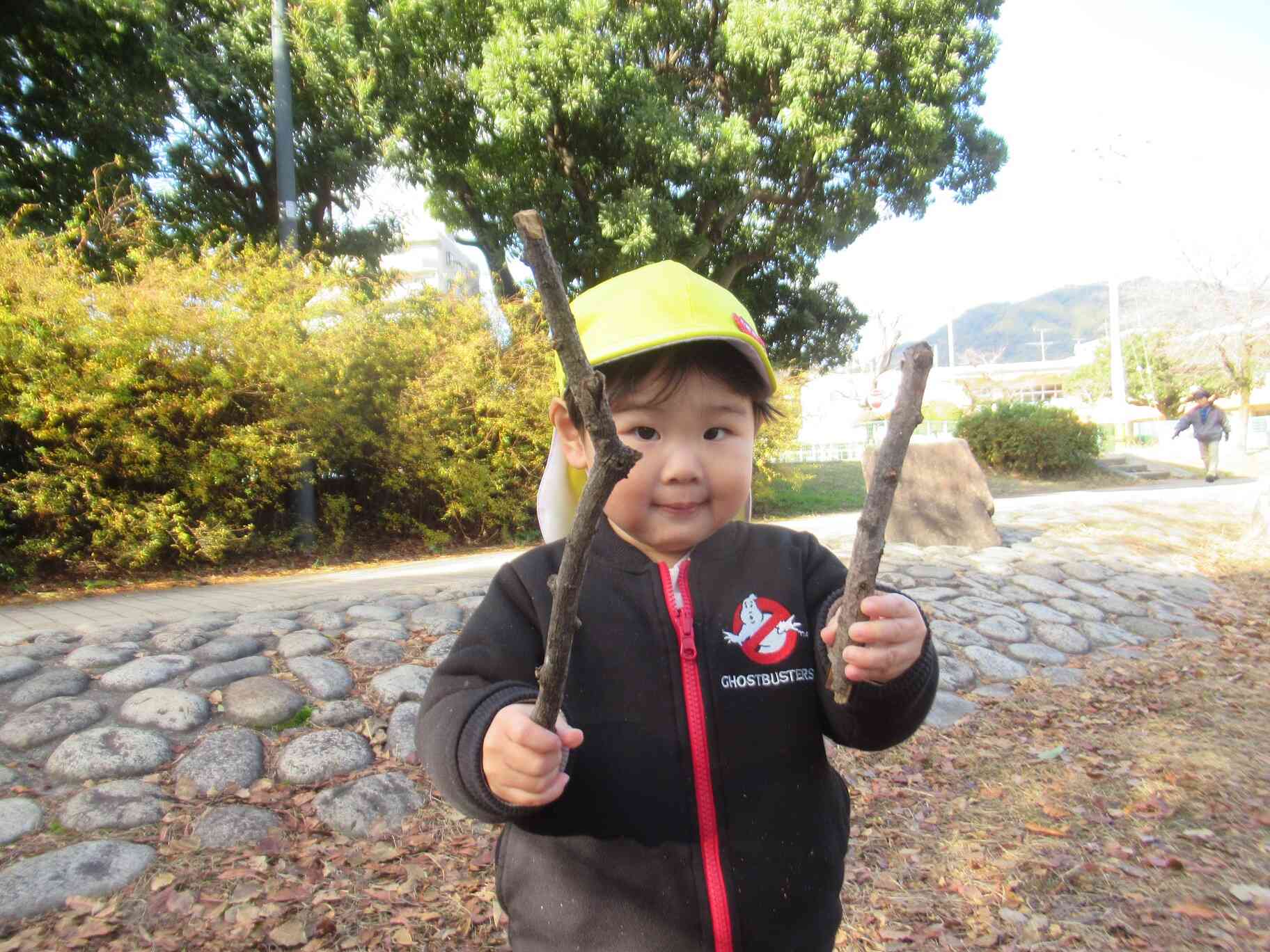 こんなん みつけちゃった~ かっこいいのが あったんだもん! ねぇねぇみんな この棒で 何してあそぼっか?