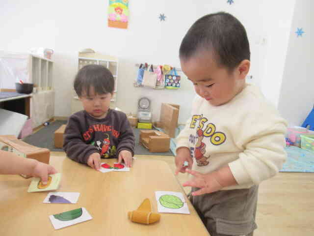 ぼくも やってみるね　　え～っと　こことここを 合わせてみるよ　　ほらね　できたでしょ？