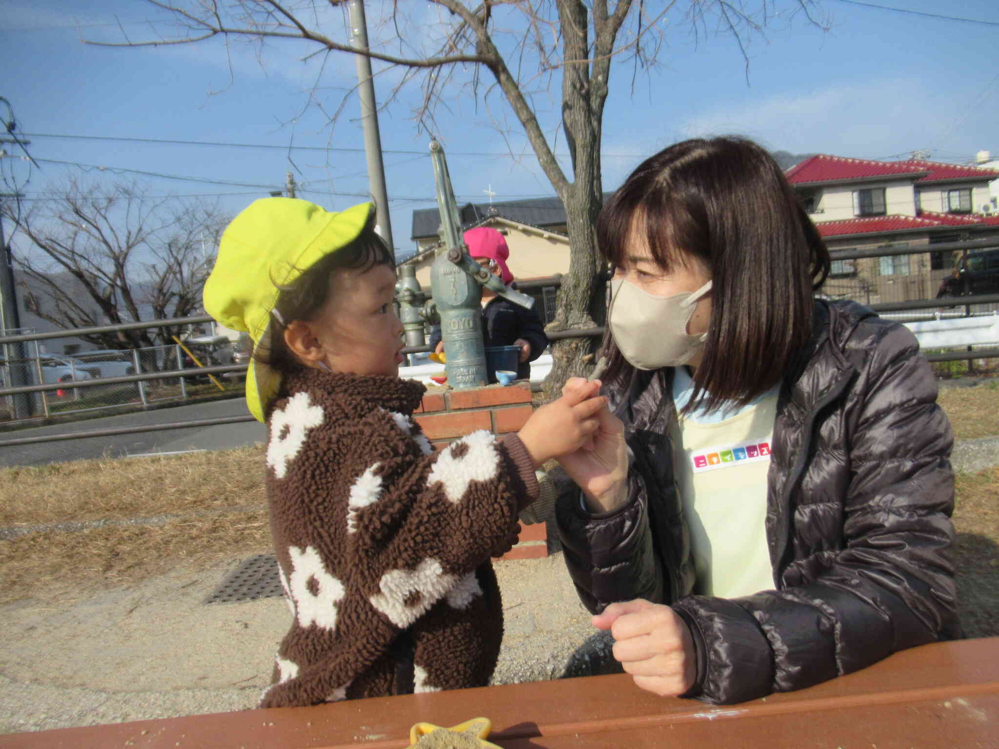 いいもの見つけたんだ～　先生にあげるね　はいどーぞ