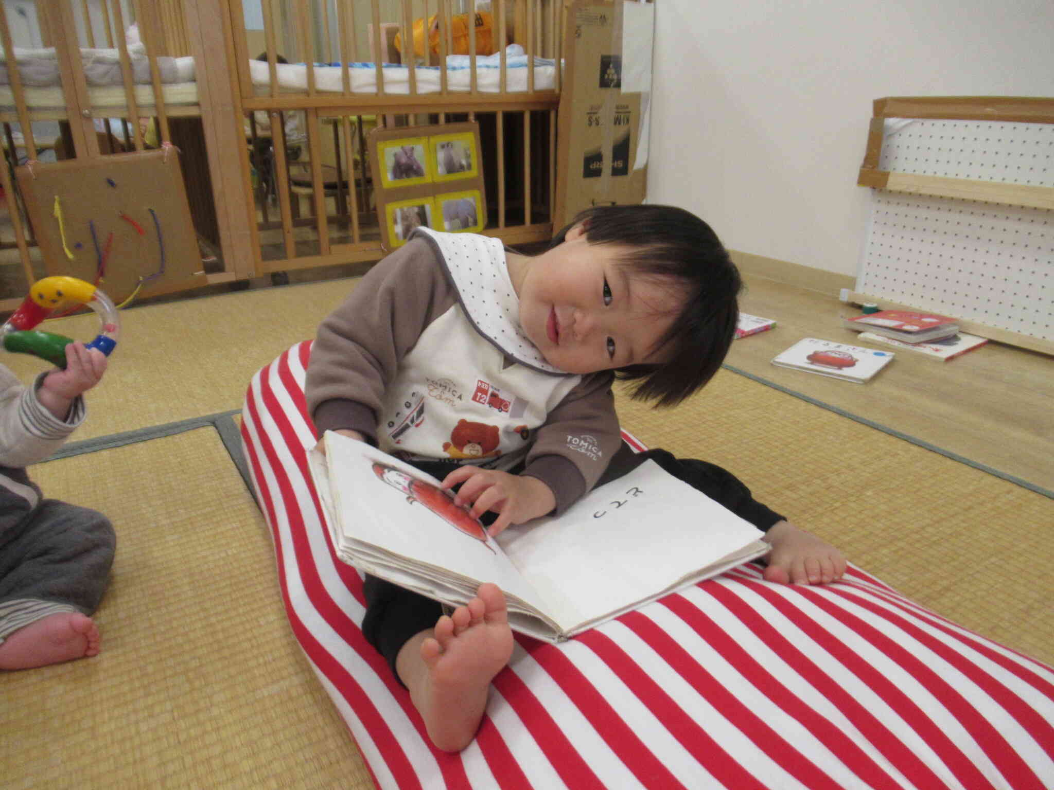 ここで絵本みてるよ　『 だ～る～ま～さ～ん～がっ ...    どてっ 』　たのしいな～