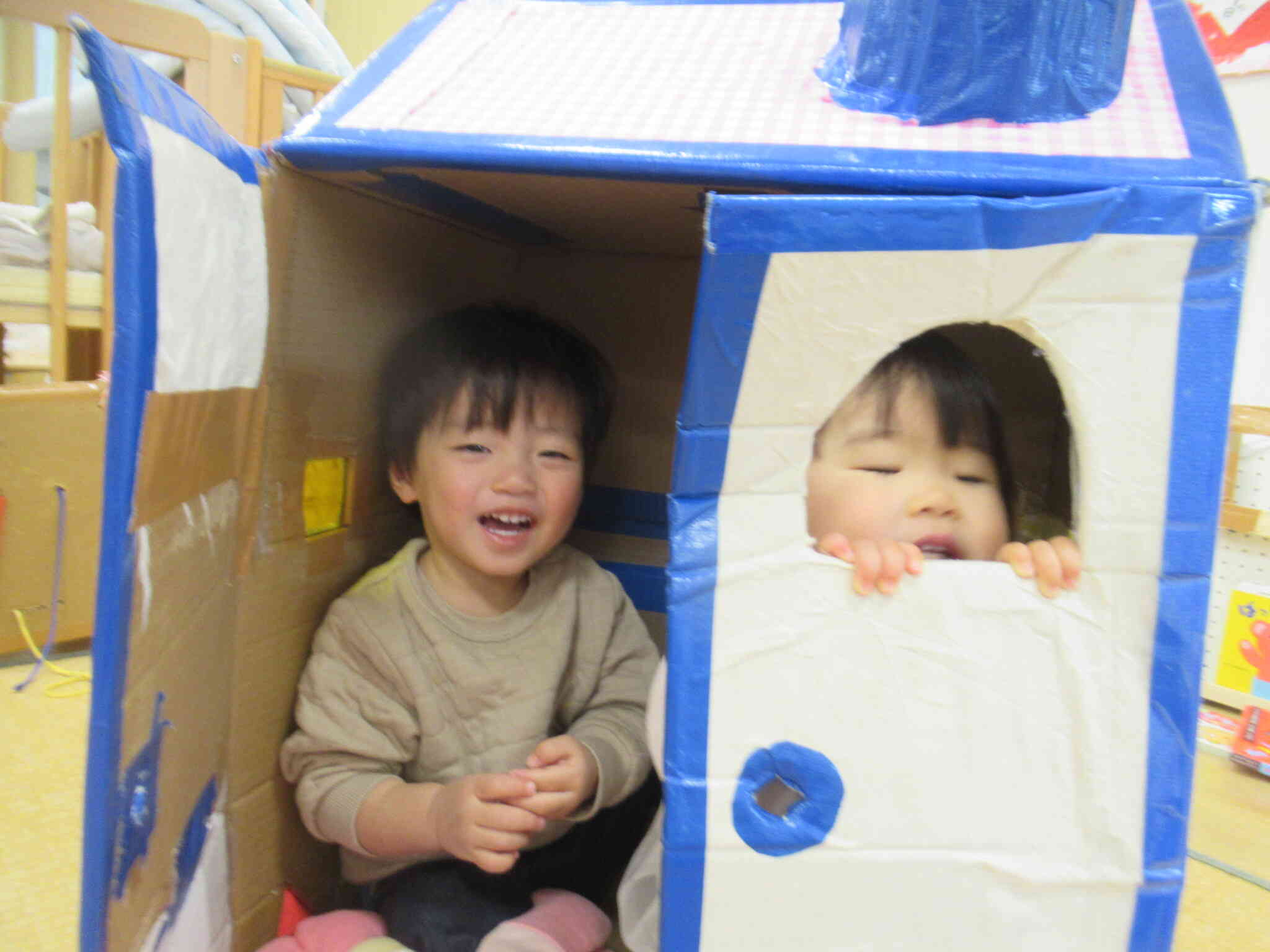 『 いない いない ばーぁっ 』　見つかっちゃったじゃん ...　ここよ わたしここだよ～