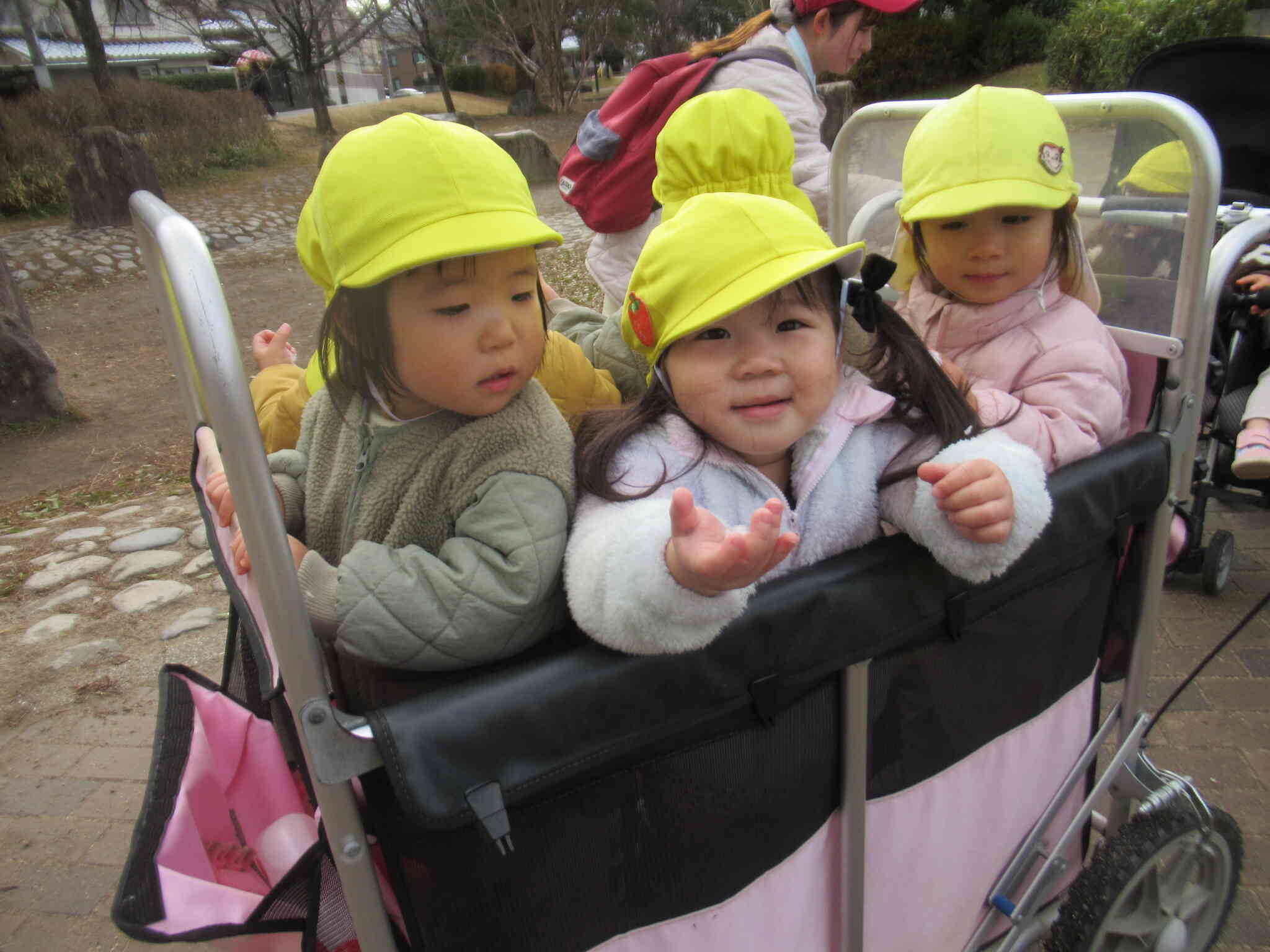 みてみて雪！　ひゃ～ ちゅめたいよ　ね... いいでしょ雪