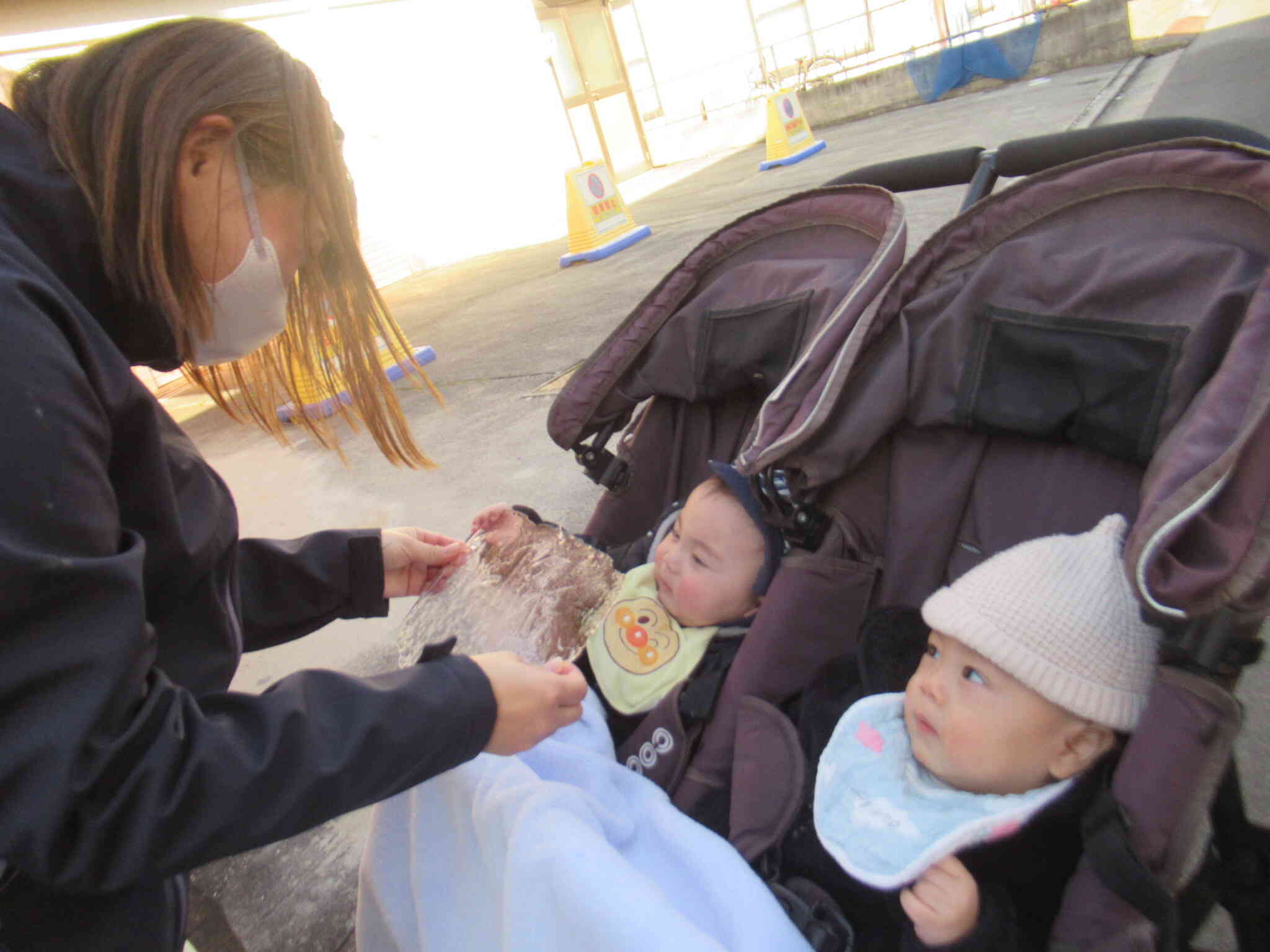 さわってみていい？　つめたっ！