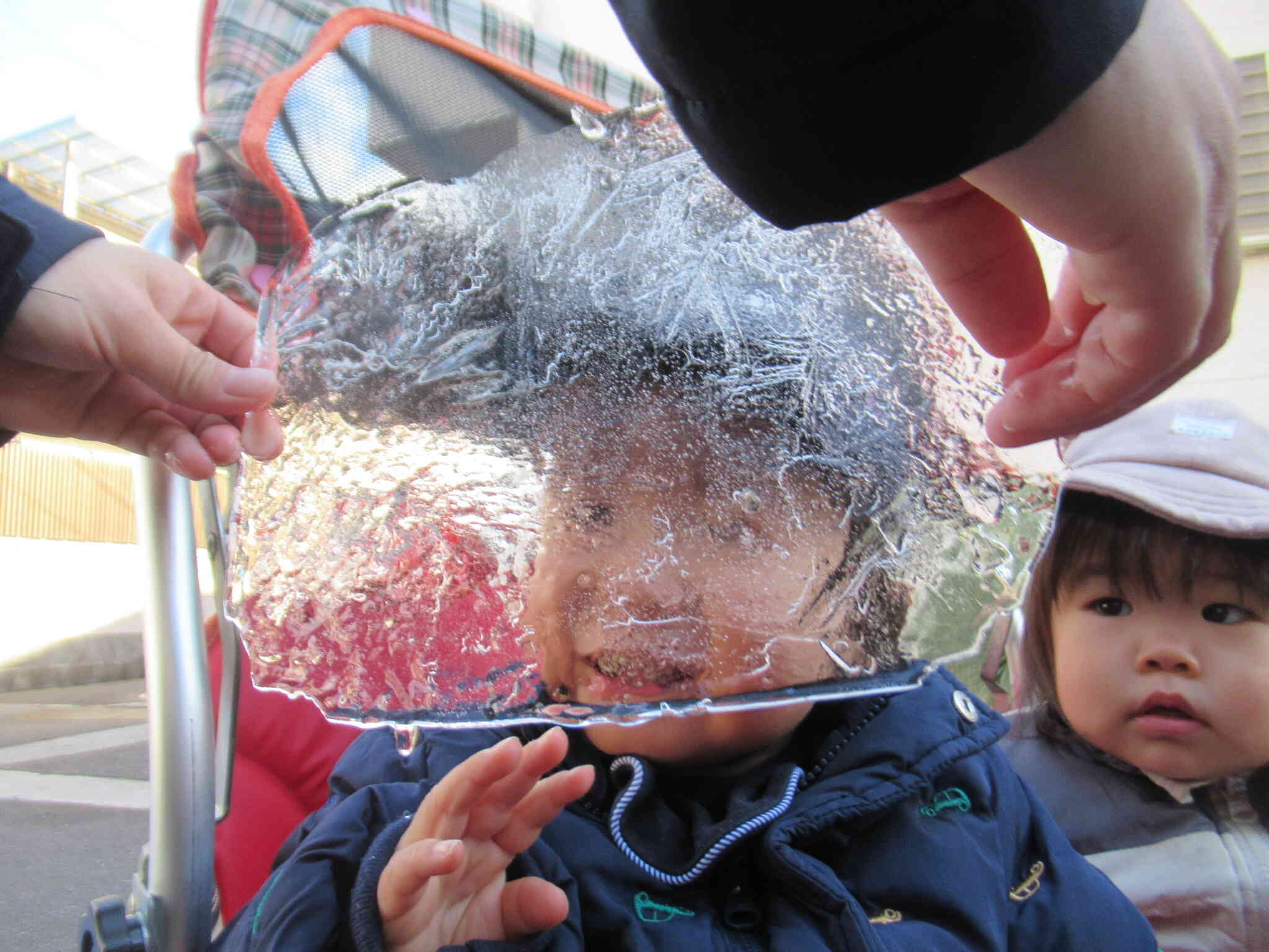 わっ　これはなあに？　あっちが 見えそうで見えないよ ... 　 つめた～いし ち～っちゃくなっていくし ...　こおりって不思議だね？