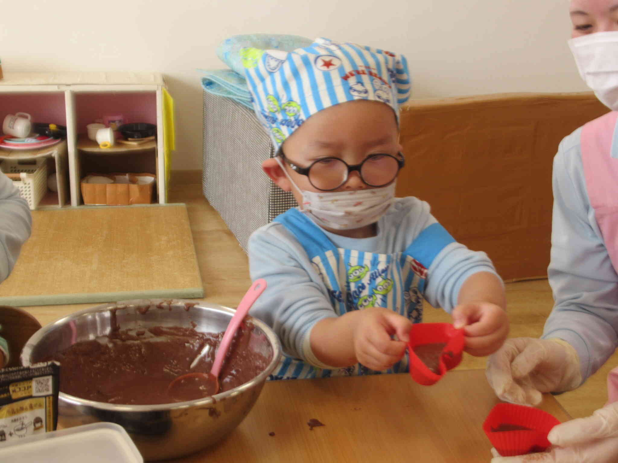 トロトロになっちゃった　...　ハート形にいれちゃうよ　...　　トロ～ン ...　ほんとにこれって ケーキになるん？