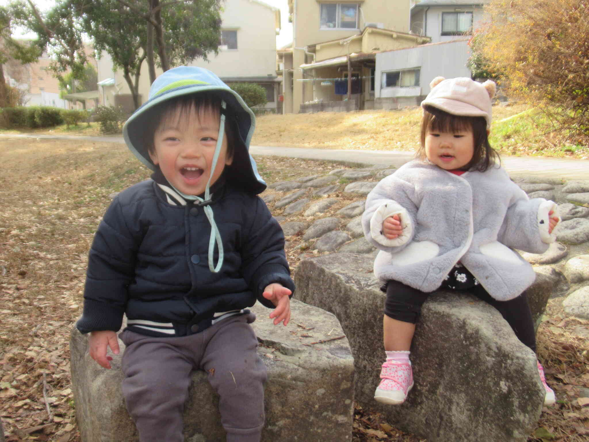 おっきいお椅子 み～つけた　　座ってみようよ よっこらしょっと ...　 楽しいね いい気分　