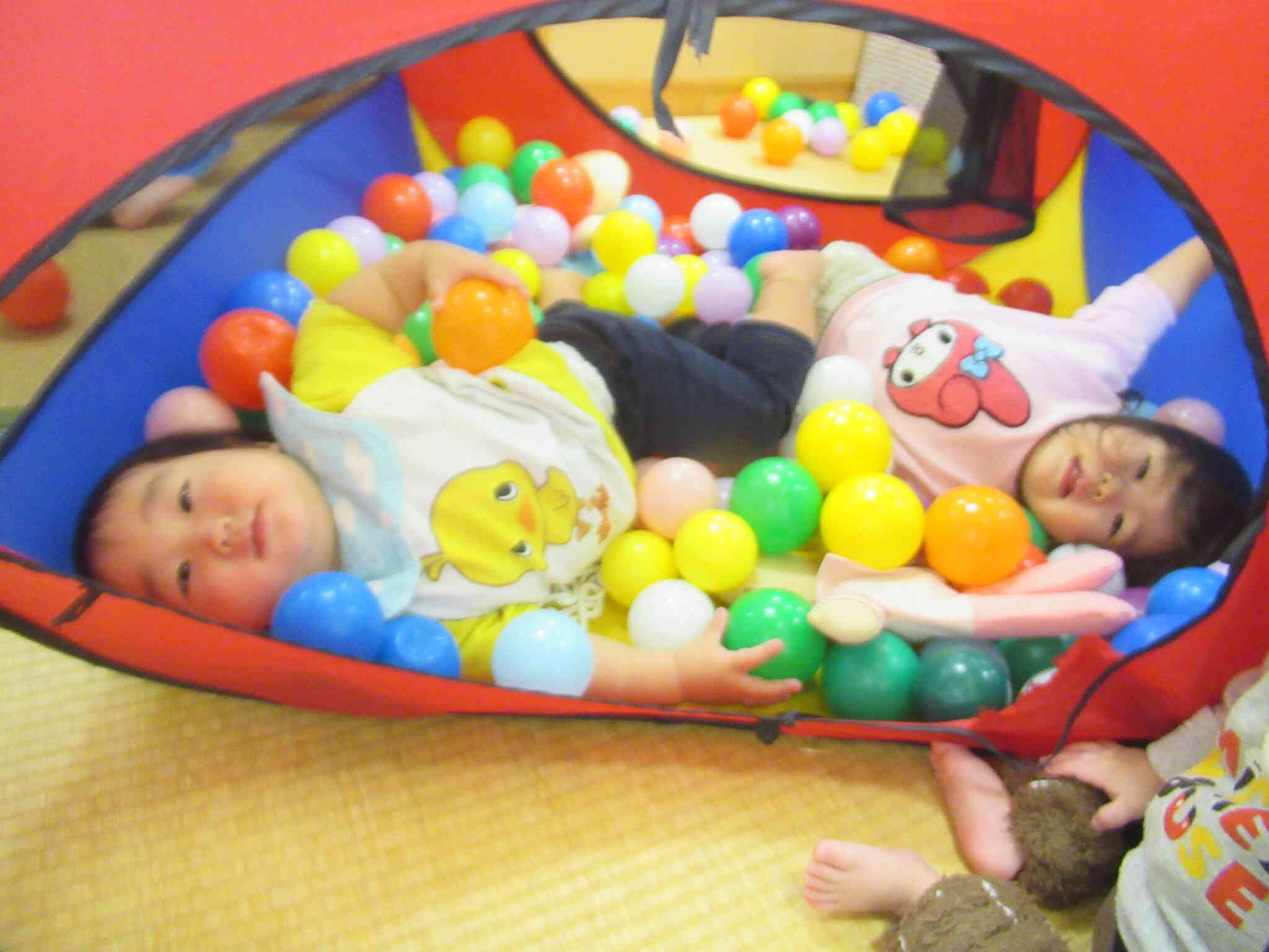 一緒に ごろーん ...　ボールの おふとん　ぅ～ん  いい気持ち