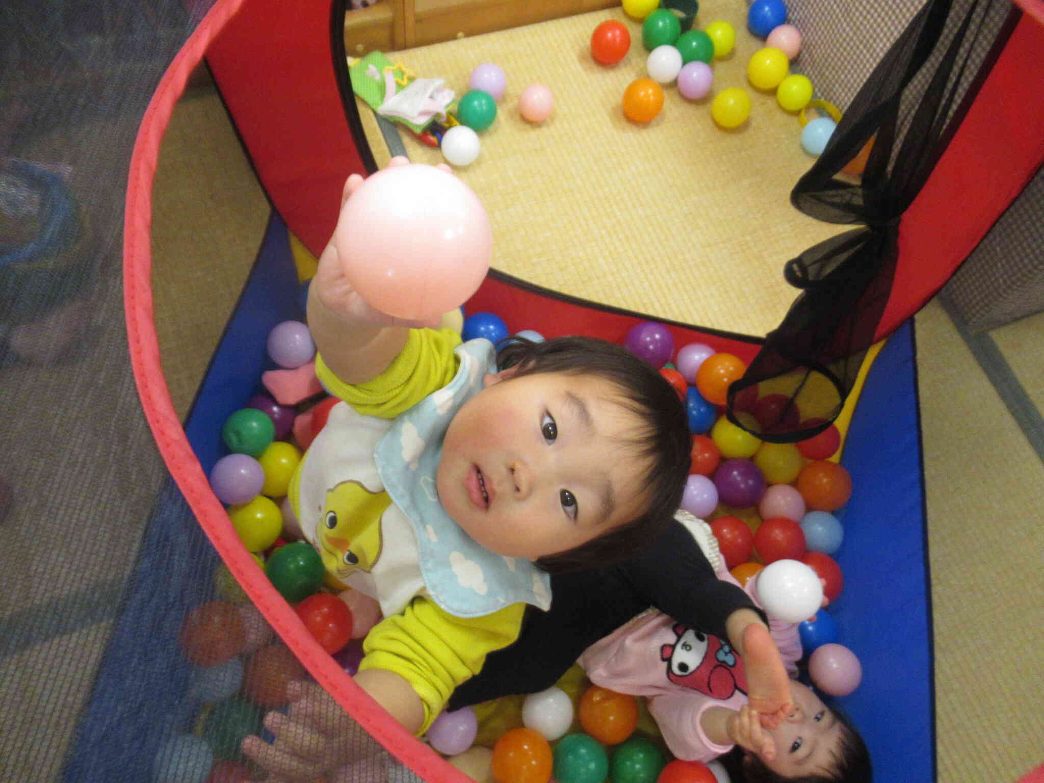 とどくかな？　...　　はい　ど～ぞ