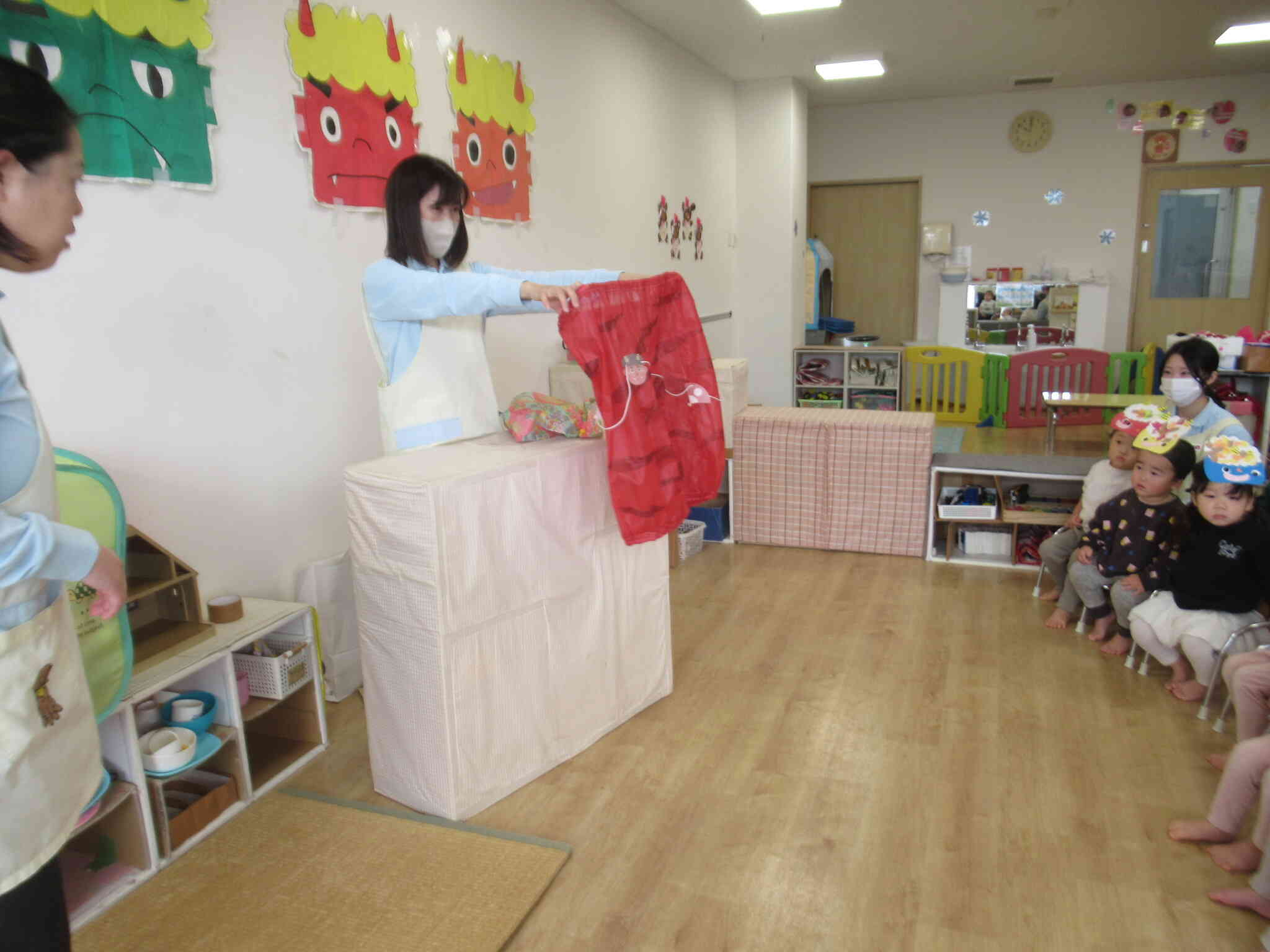 鬼さんから 鬼のパンツのプレゼント … 　かっこいいでしょ？　　このパンツはくと 強～くなれるんだって　　すごいっ！