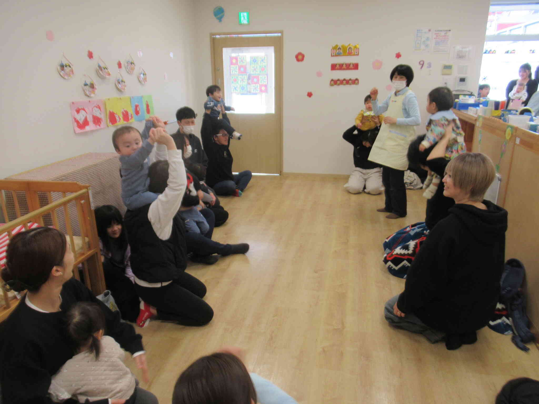 ふれあいあそび「親子でビューン ♪」