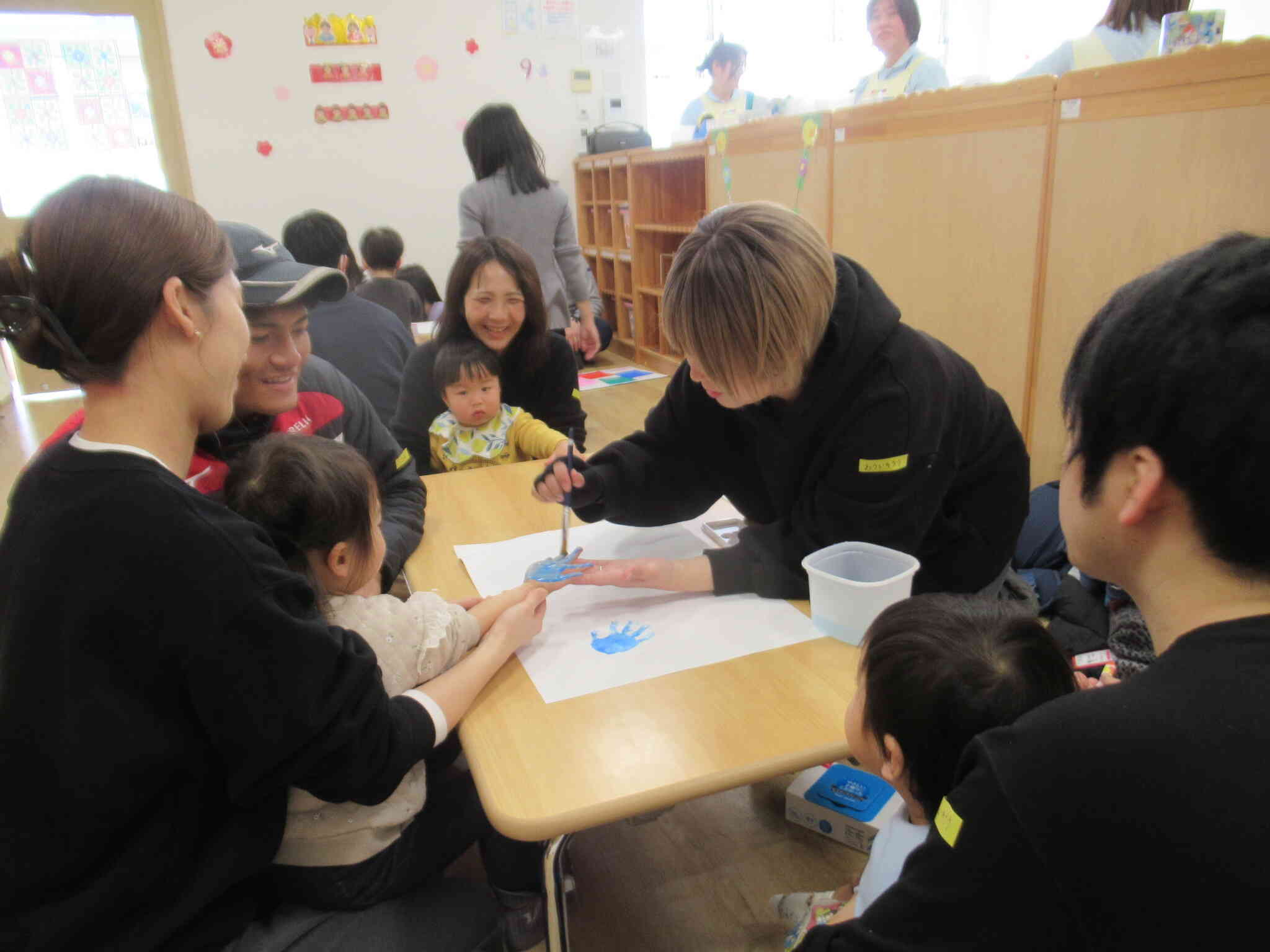 手形にしたら ...　ペタペタ ペッタンコ　　お花を 咲かせてみようよ ...　きれいきれい かわいい お花が 咲きました