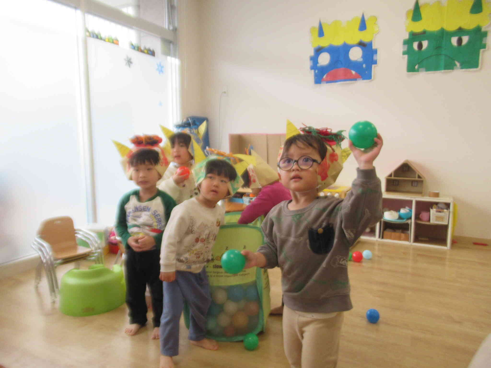 よ～し　「 鬼は～ そと！」　「 鬼は～ そと！」　...　　ボクたちに まかせて。　　鬼退治 ドキドキするけど 楽しいね。