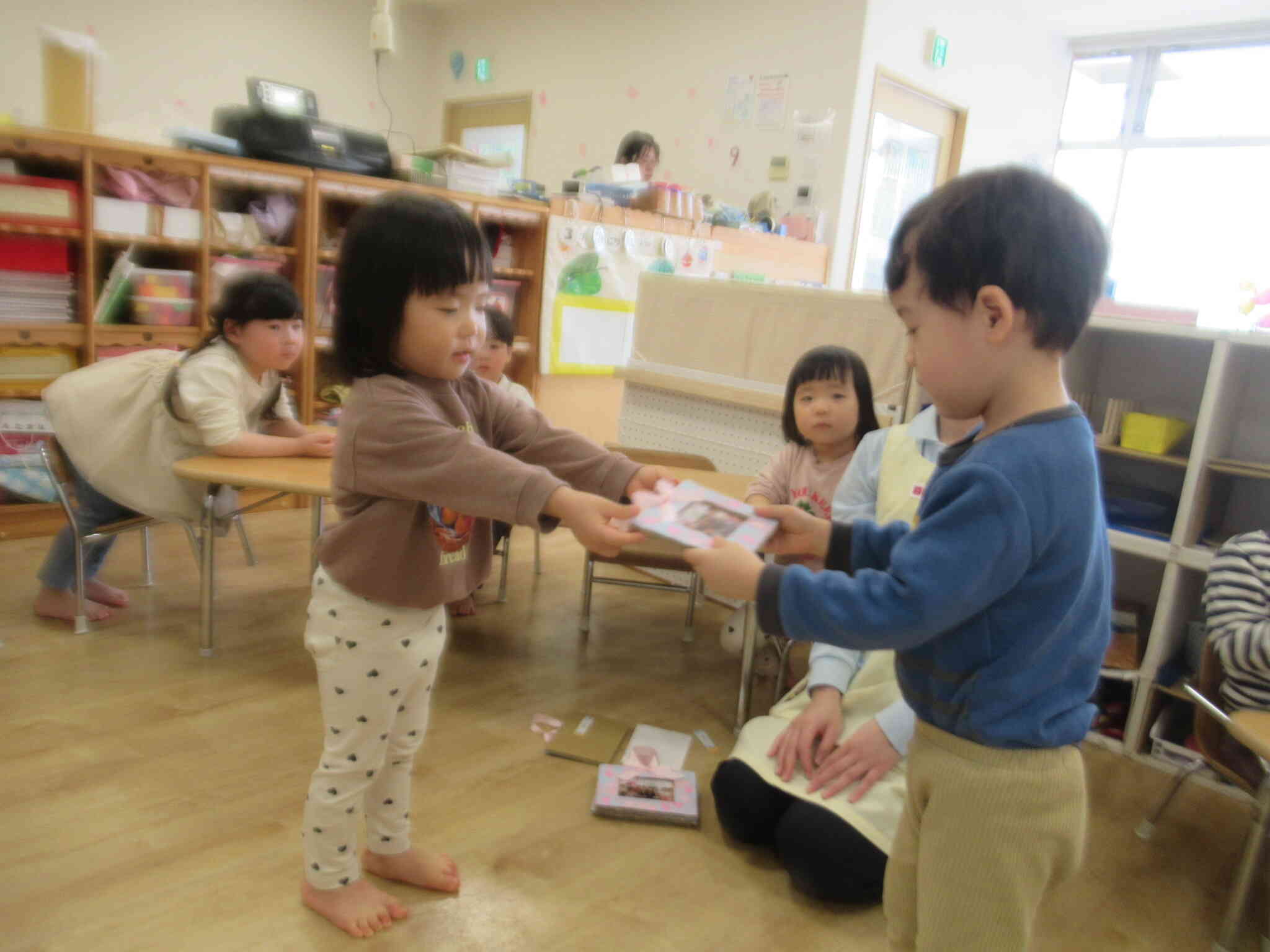 はいど～ぞ...　わたしたちから フォトフレームのプレゼントよ　　　だいすきな うさぎぐみさん ...  い～っぱい遊んでくれて ありがとう