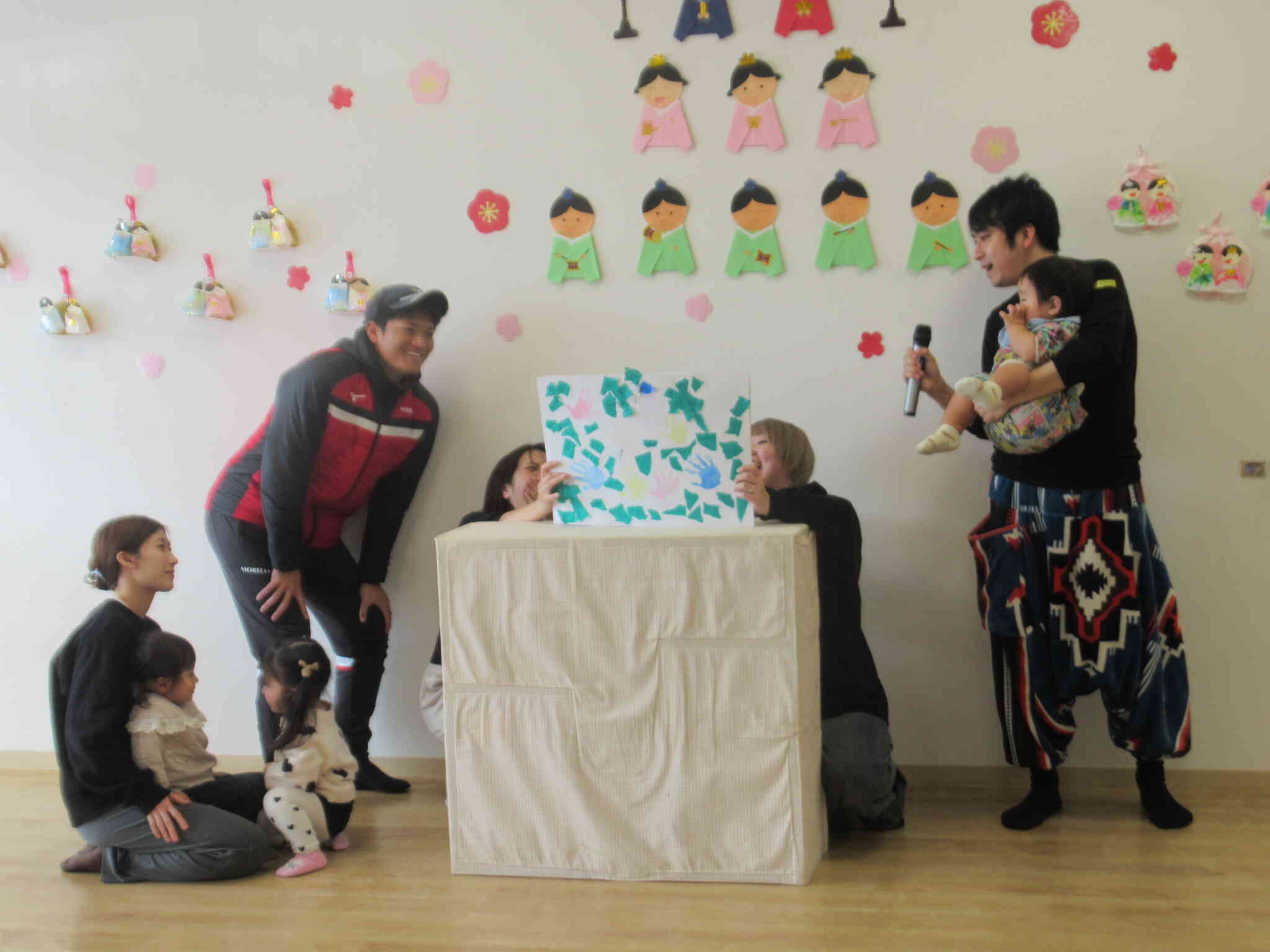 グループごとに 仕上がった紙芝居の発表です　　...　　拍手喝采！　大感激！