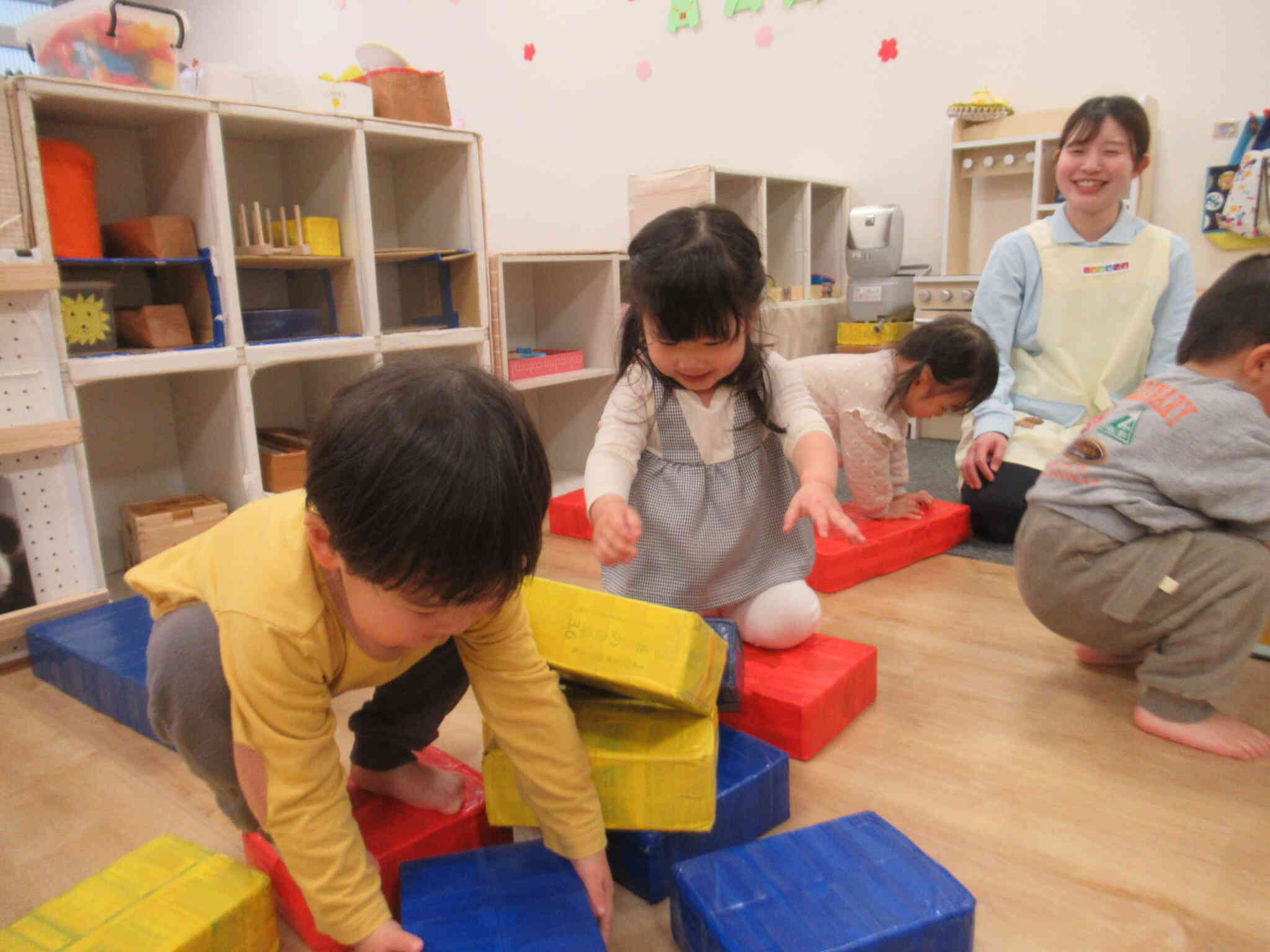 あっらら～　崩れちゃったじゃん　かなしいね　　...　　だいじょうぶだよ　もっかい やってみようよ　チャレンジ！　...　　うん だって　楽しいもんね