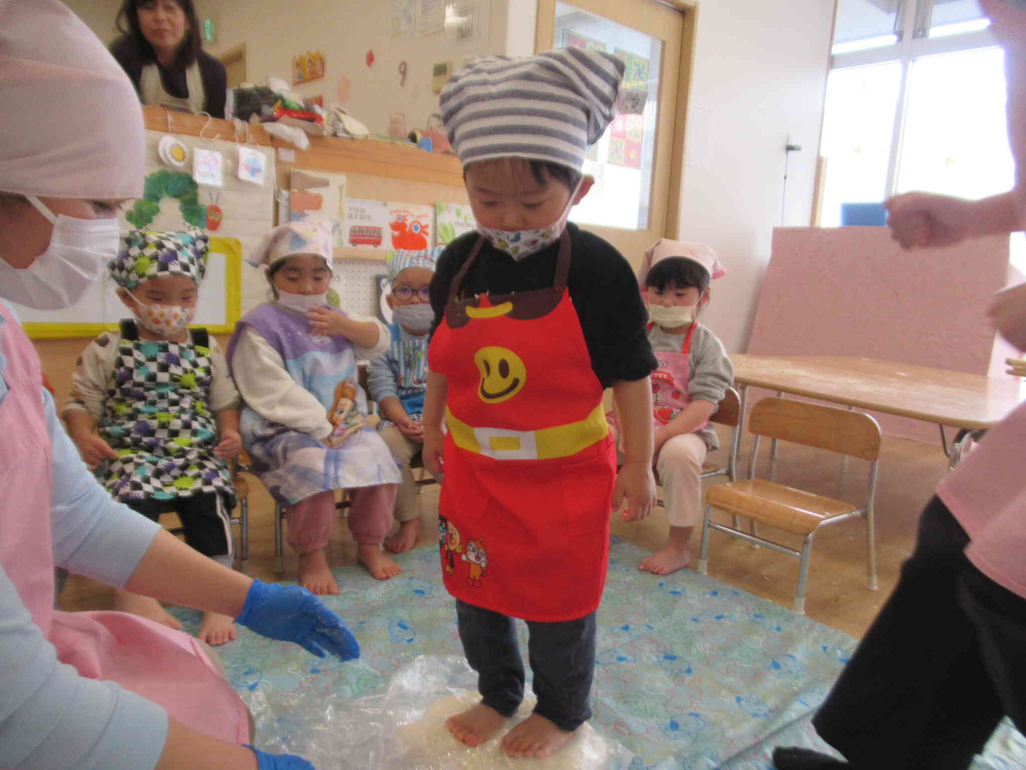 踏んづける
