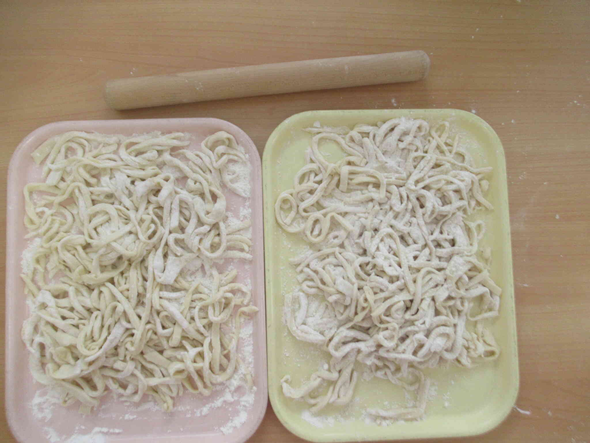 すっご～い！　うどん完成！　でも…　ここからは 給食先生に任せちゃおう！　おいしい おうどん 楽しみだね ...　あひるさんも ひよこさんも みんなで食べようね！