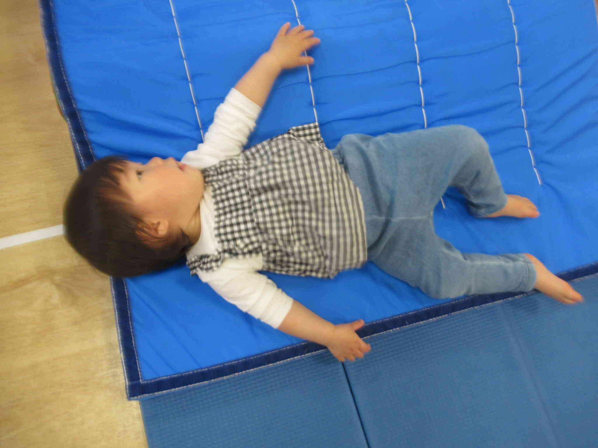 ごろ～ん しちゃおっと ...　マットの上って フッカフカよ ...　気持ちいいわぁ～　