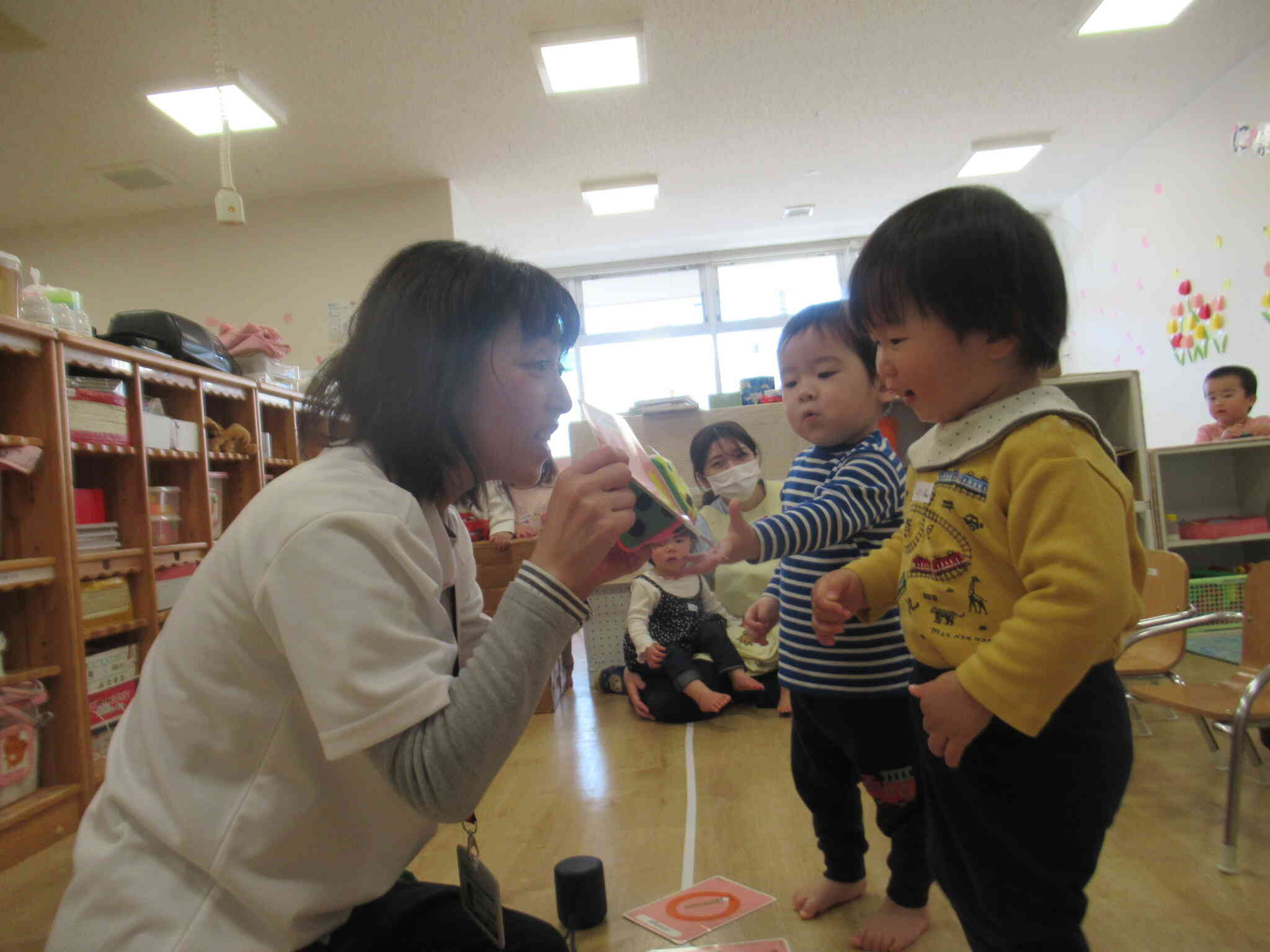 前に出てきて 教えてくれる？　うん ぼくが教えてあげるよ ...　ぼくもやりたいな ...　 ぅ～ん これかな？　あれ～こっちかな？　 ...　やった～ やった～　合ってたね！