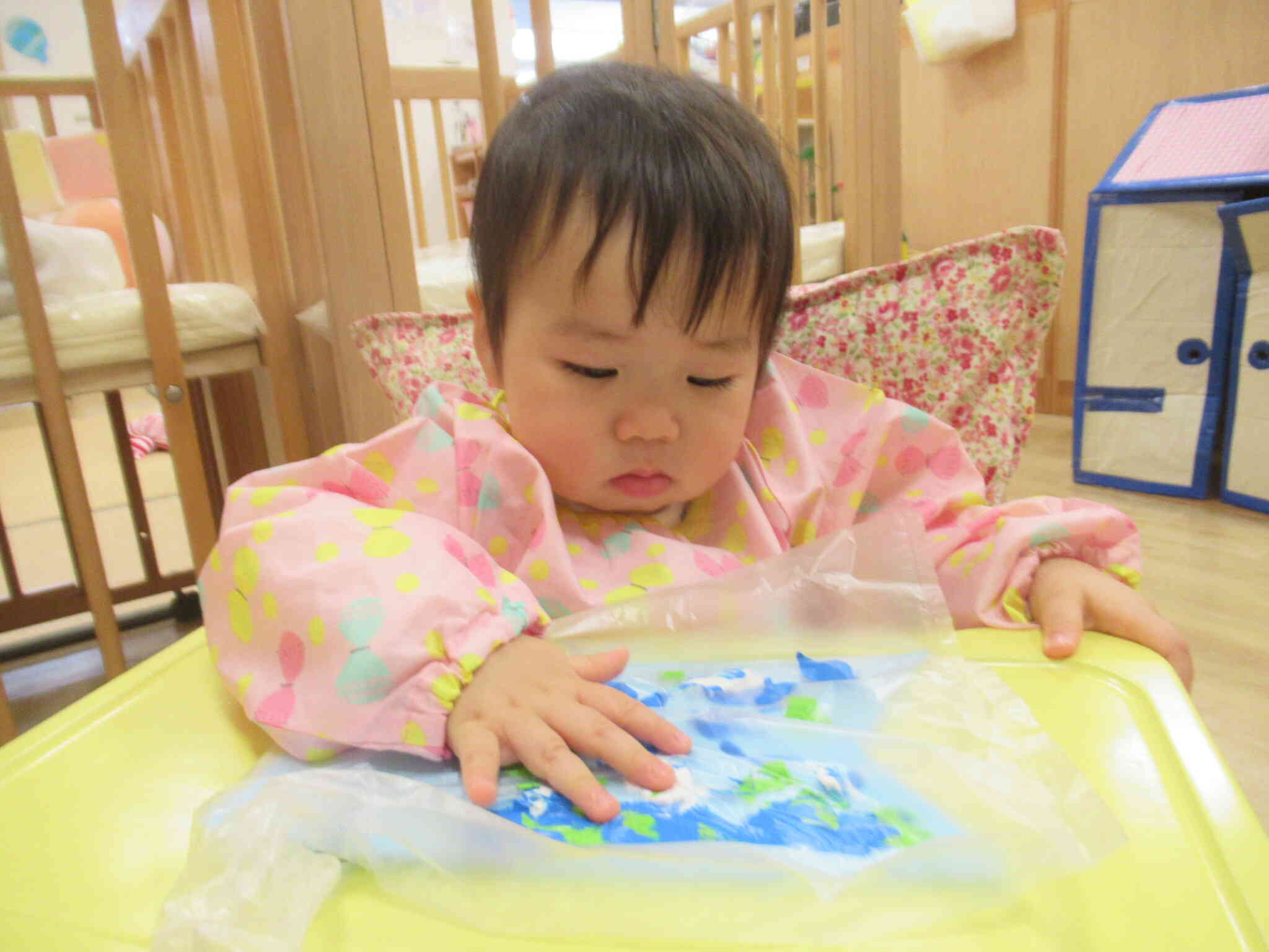 ペタペタ　ムニュムニュ ...　　えのぐっておもしろ～い　いろんな色 いーっぱいペタペタしてみよ　　青の こいのぼりになっちゃった
