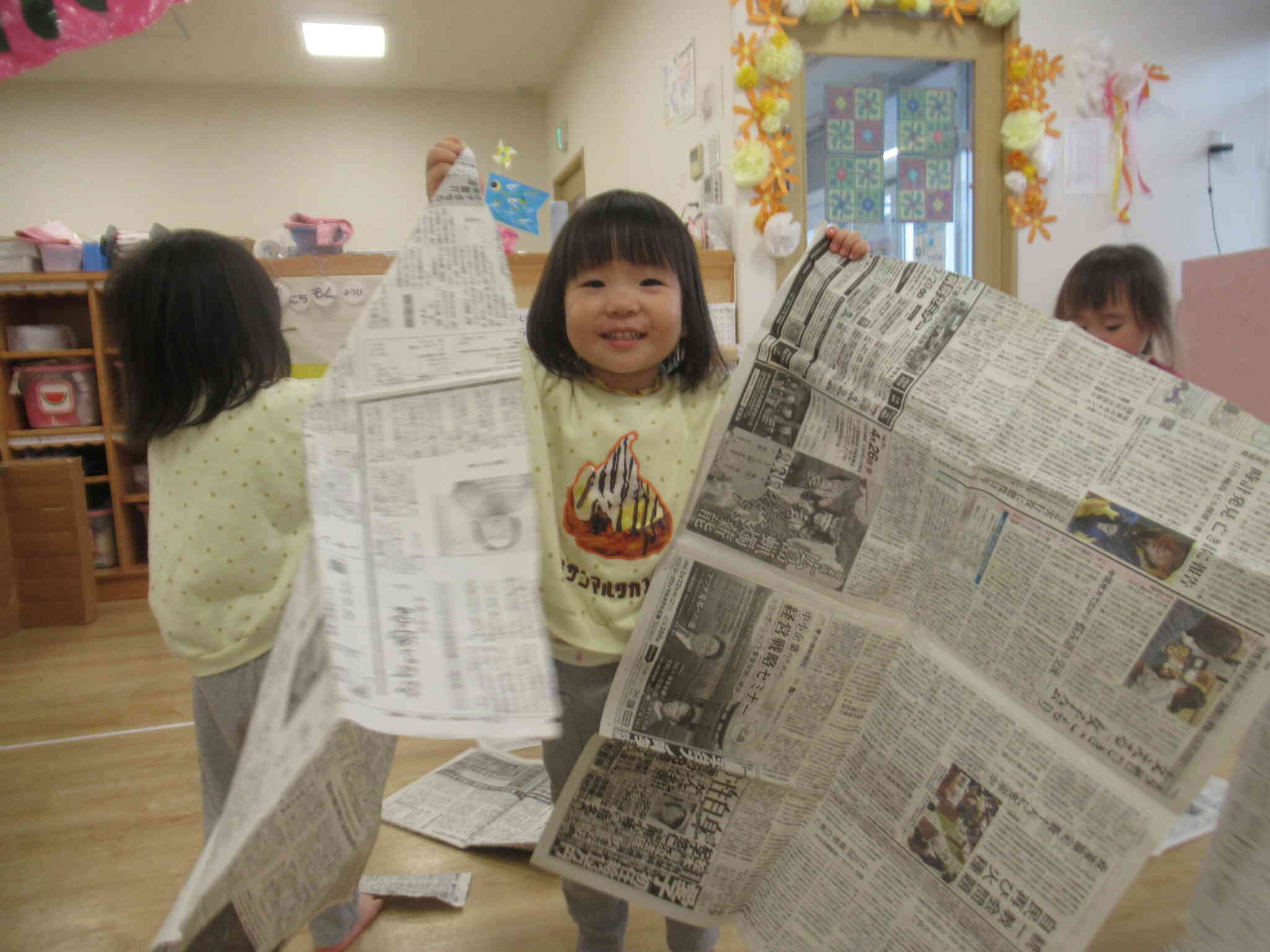 新聞紙あそび（うさぎぐみ）