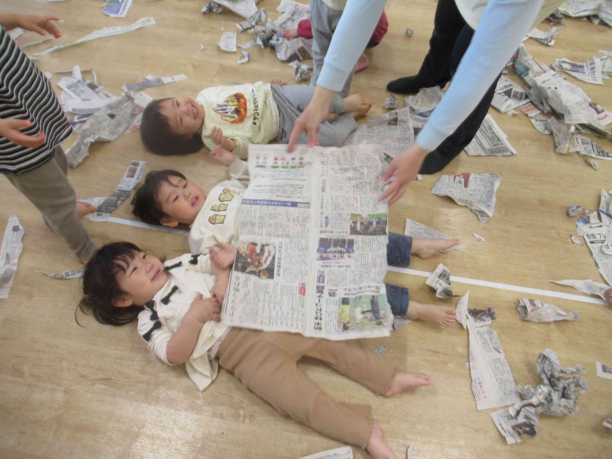 はーい 新聞紙の お布団よ！　これでいいかな？ ...　みんな一緒に「 おやすみなさ～い ... 」