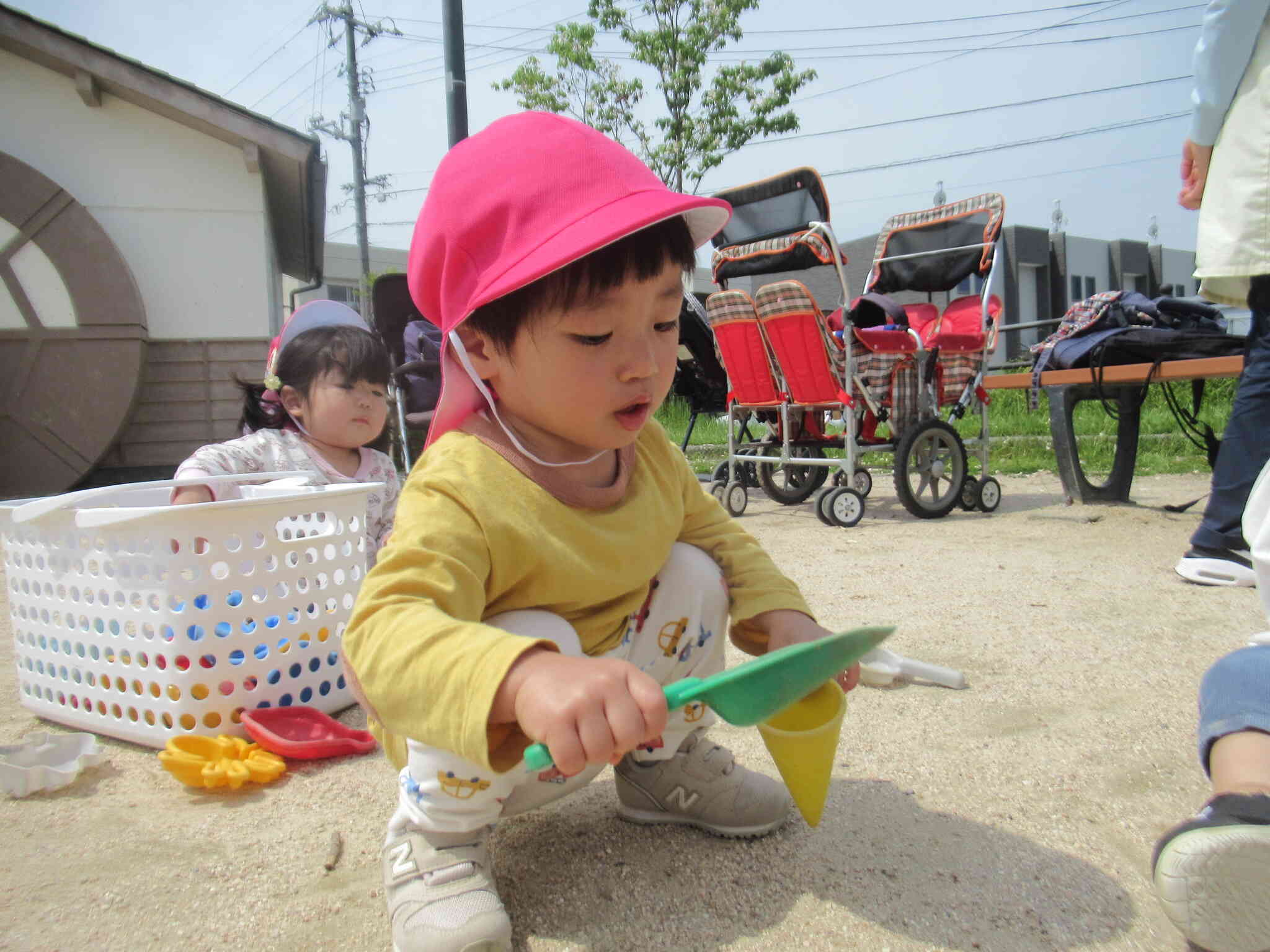 ぼく アイスをつくるんだ～　 カップにお砂をいれて ...　　冷やしてみるね ...　アイスクリ～ム！　