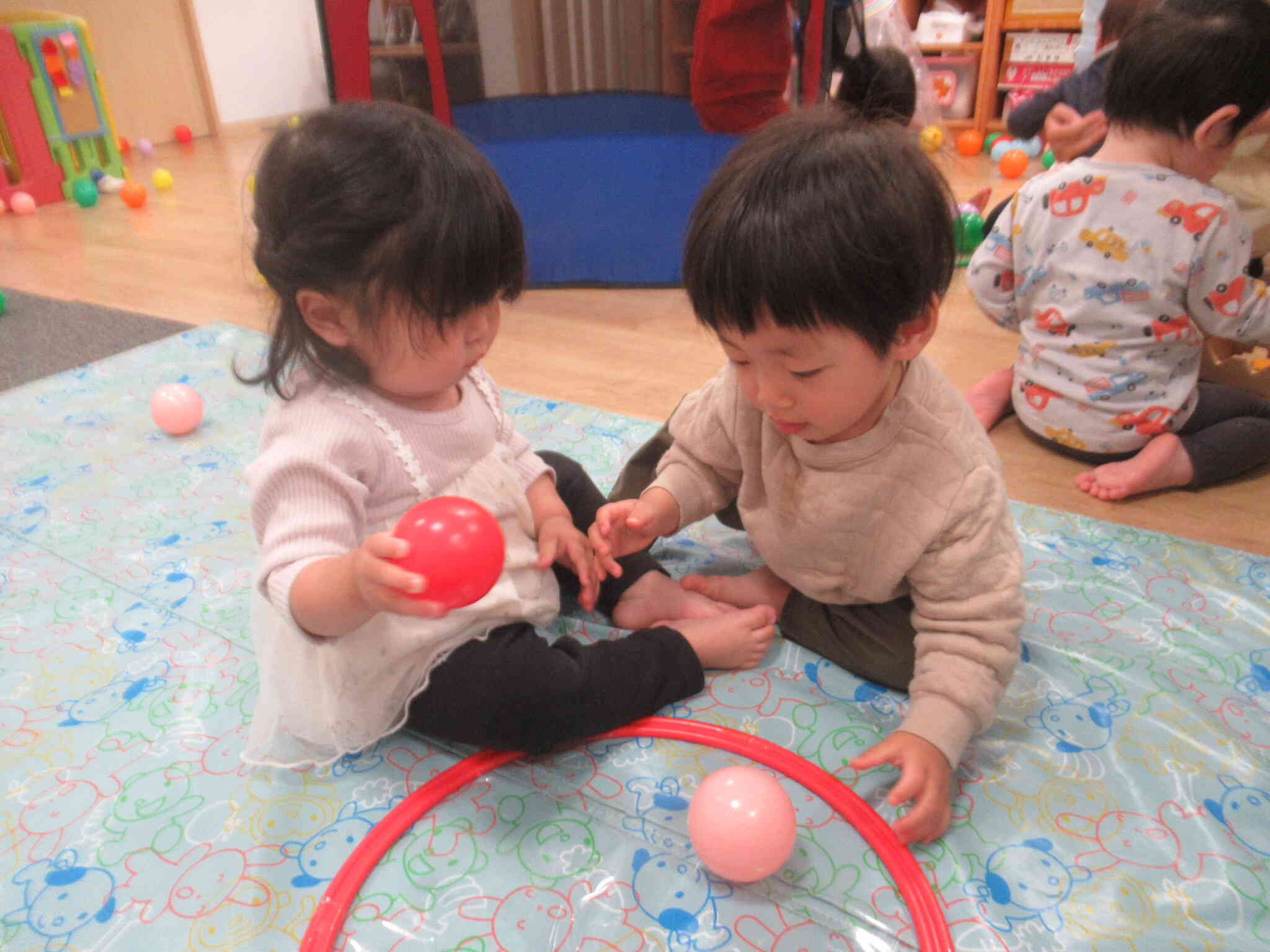 くっついた～　くっくよ～　ほらね ...　　ぼくもやってみたいな 　いっしょにやっても くっつくね～　おもしろいね！