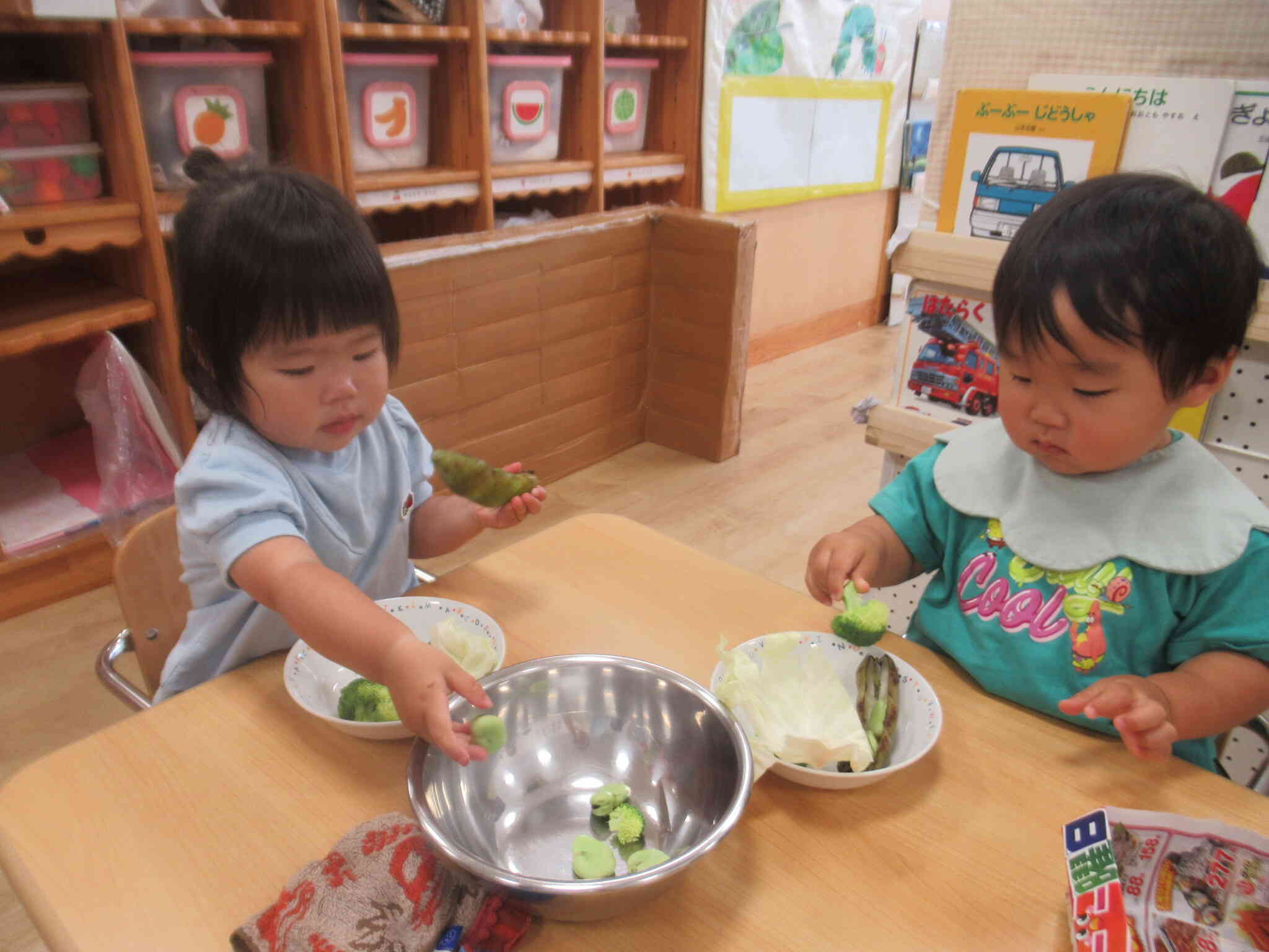 ちっちゃくすればいいんだね　...　　ちぎったり ...　割ったり ...　かんたん かんたん