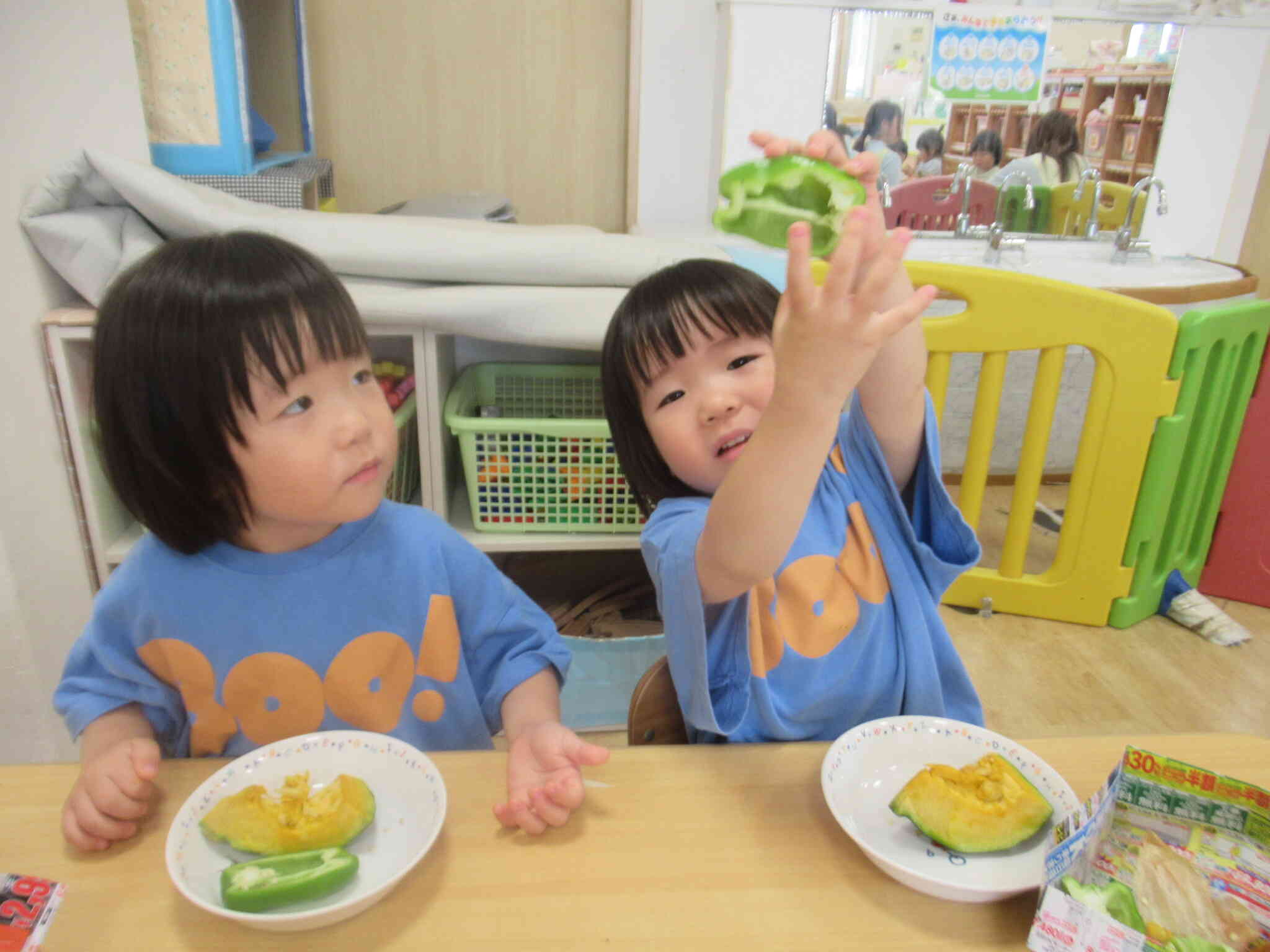みてみて~ ピーマンの中にあった 種いっぱ~い とっちゃった ほら 空っぽ?... でしょ?