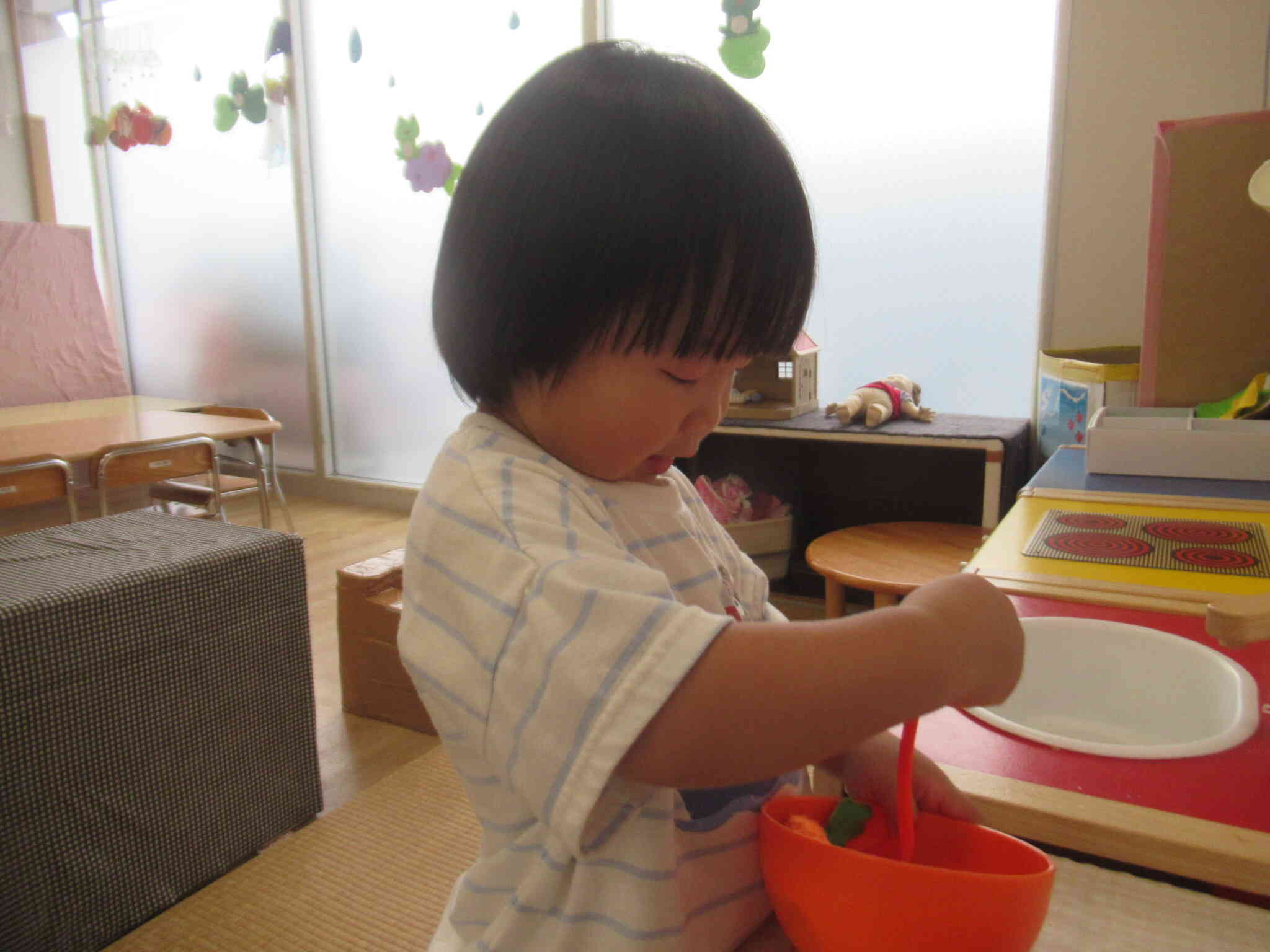 まぜまぜ まぜまぜ ...　　おいし～い ご飯つくるからね　...     みんなをよんで 一緒にたべよーっと　