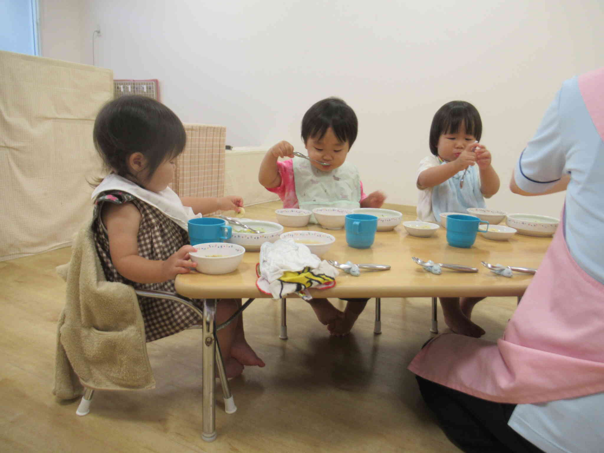 今日の給食 なんだろな～？　「いただきます」したら ...　もぐもぐもぐぱくぱく食べようね　　おいしいね　　今日も お皿の中 ピッカピカだよ　ねぇね せんせい見てみて～　給食せんせいにも おしえてあげようね