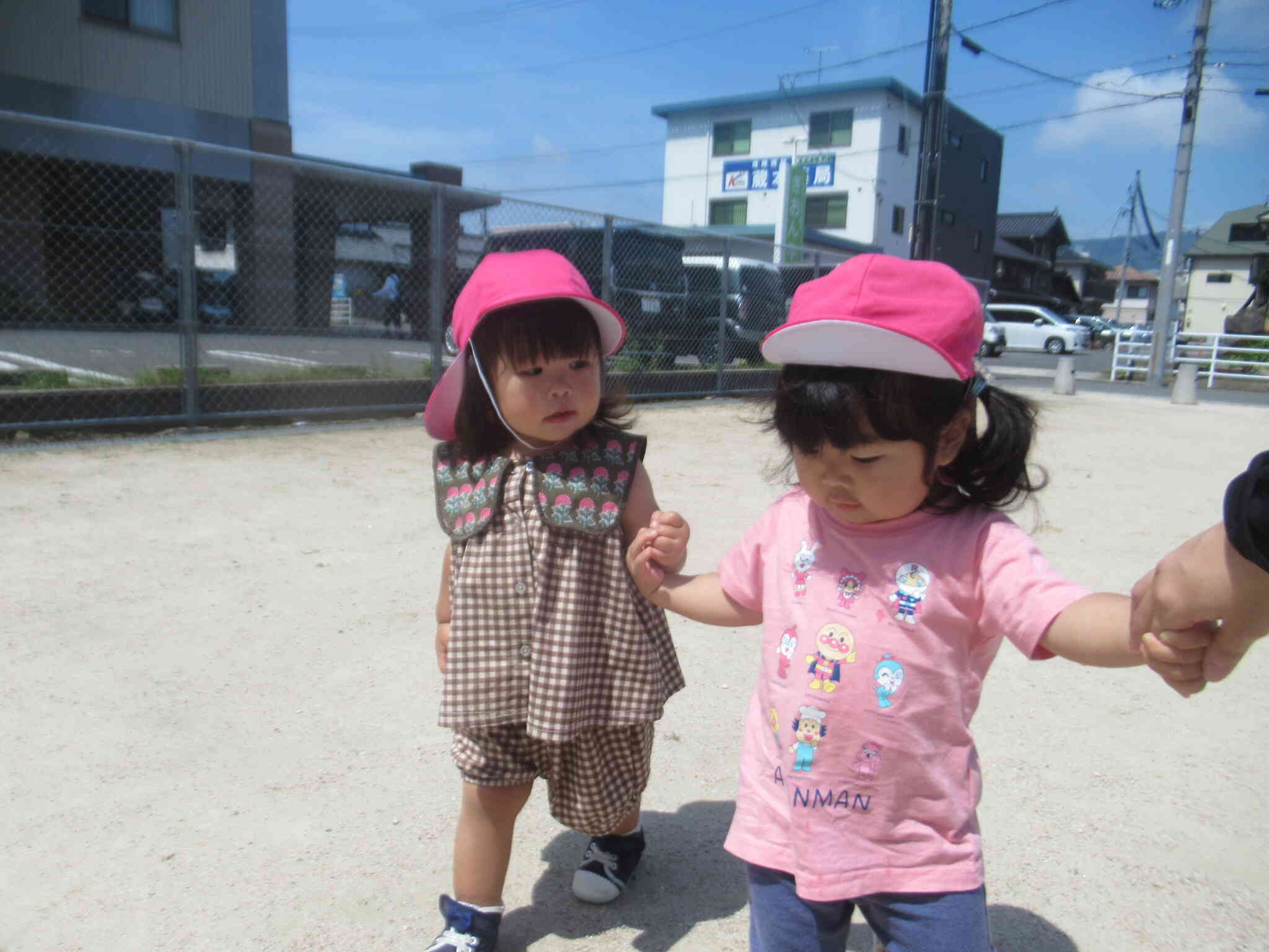 おててつないで一緒にいこいこ！　しゅっぱーつ！　たのしいね ...　 どこいく どこいく？　どこまで 行っちゃう？　