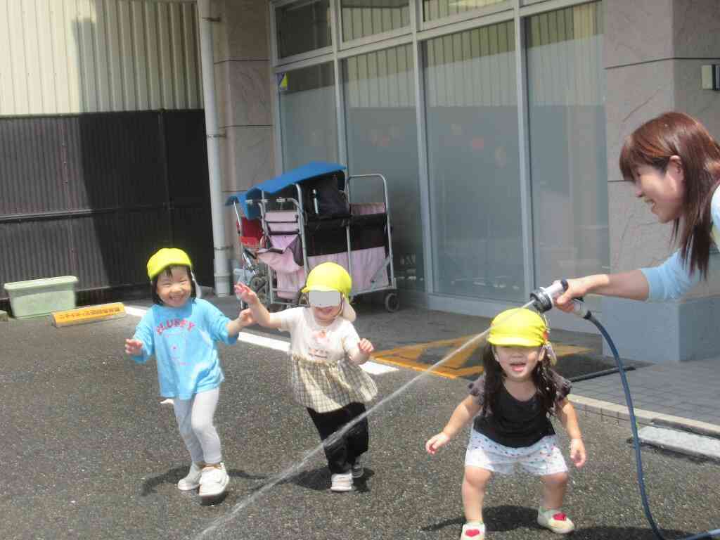 園長先生が 雨ふらせてくれてたんだ ...　　やったー！　今度は ジェットのトンネルだ　　くぐってみるね ...　いっくよー！