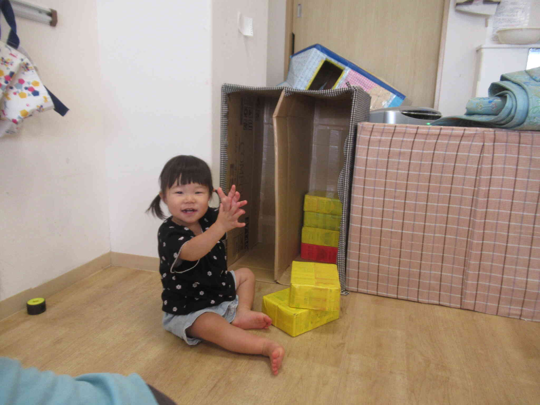 つみきのお片付けね　 こうやって どんどん上に並べていくんだよ ...　　すご～いでしょ？　上手でしょ？
