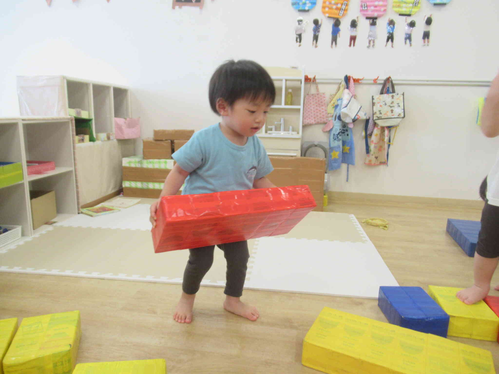 ほらみて ...　ぼく 力持ちなんだ～　　こんな おっきい つみきだって ...　あっちから こっちに 持ってくよ