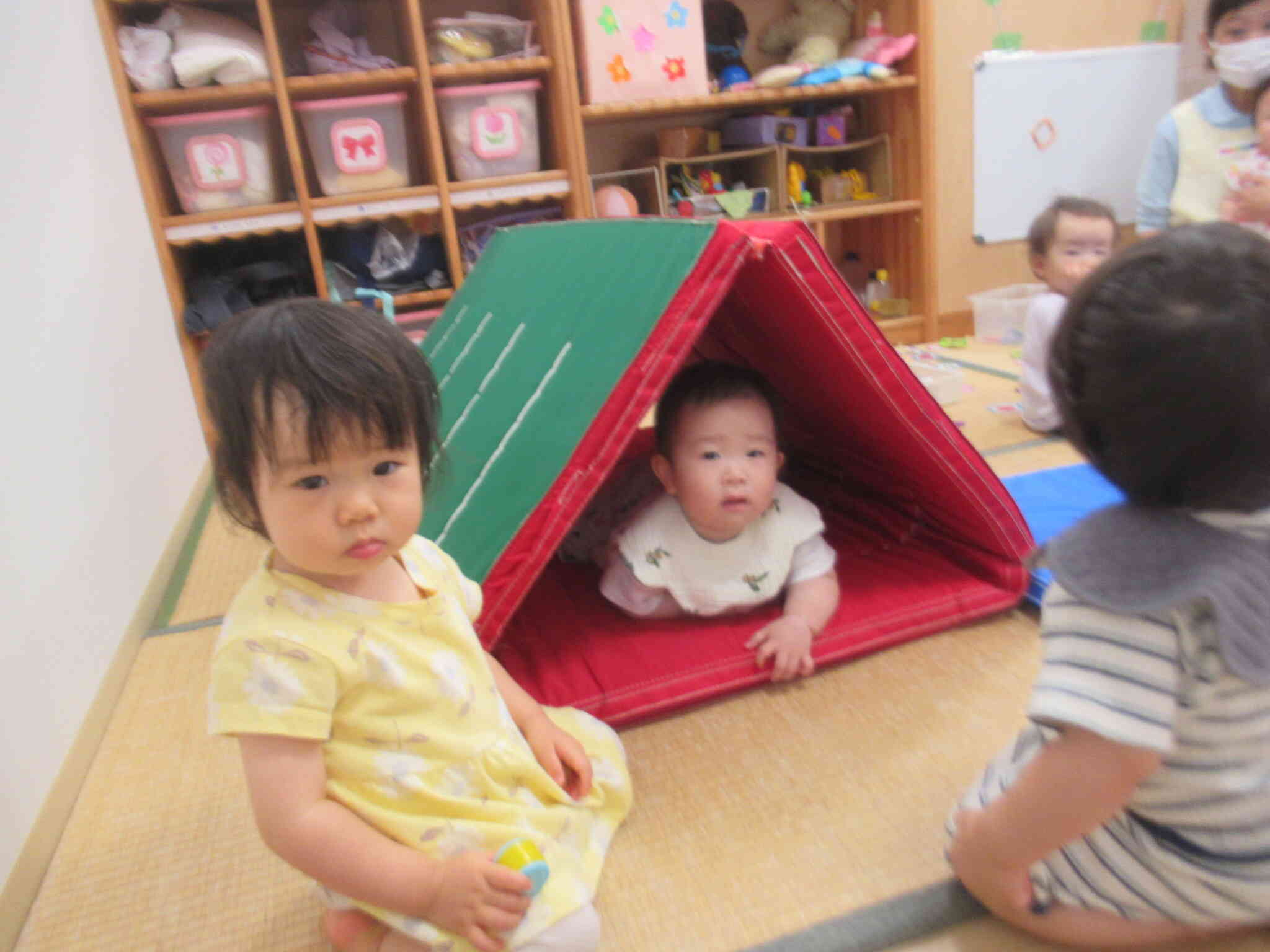 こっちこっち こっちだよ ...　　やった～ くぐっちゃった 嬉しいな　 「こんにちは ～」