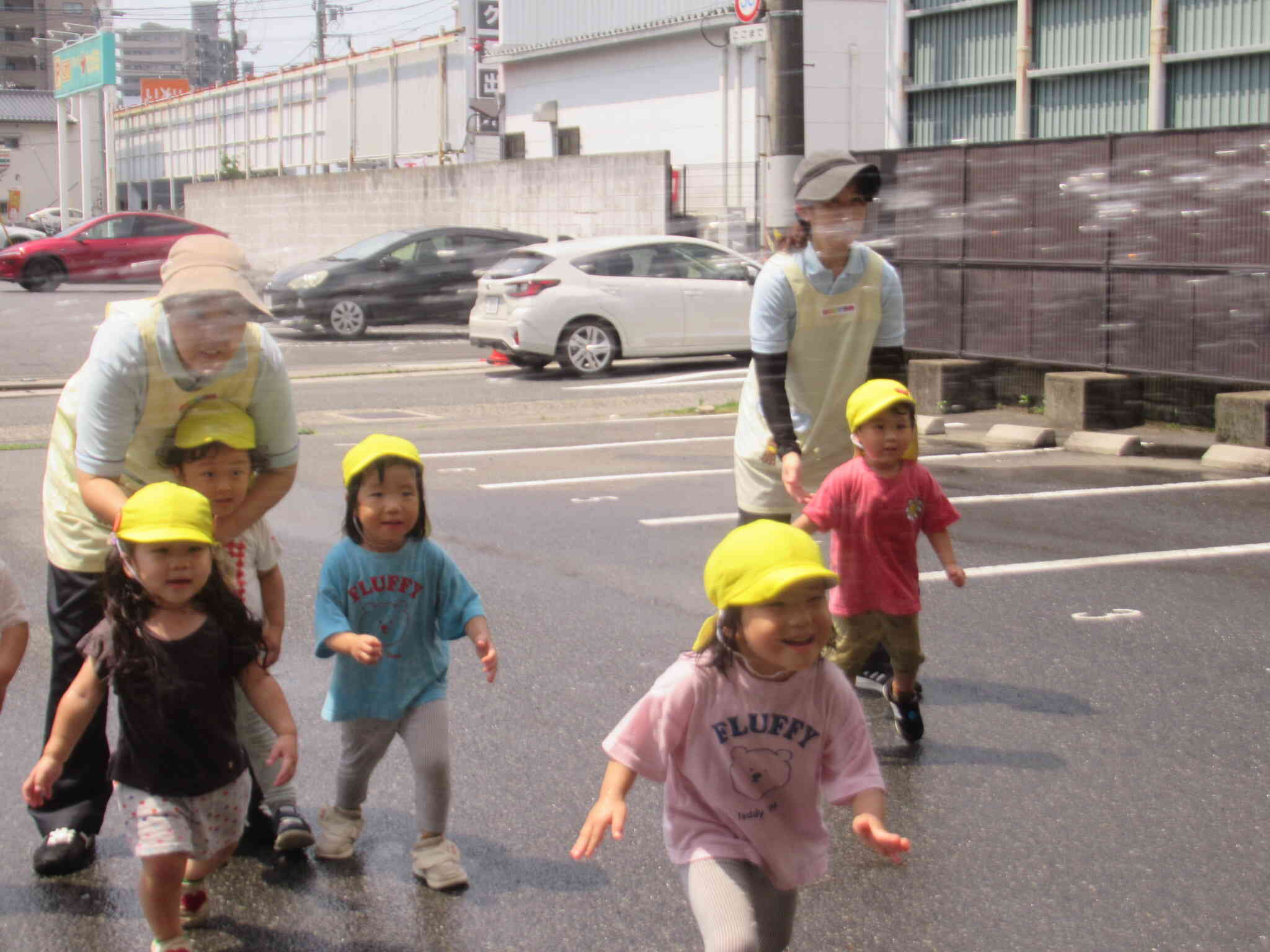みんなでいっしょに ...　   シャワーのトンネルくぐってみよっか　　　いっせ～の　...  　わ～い！