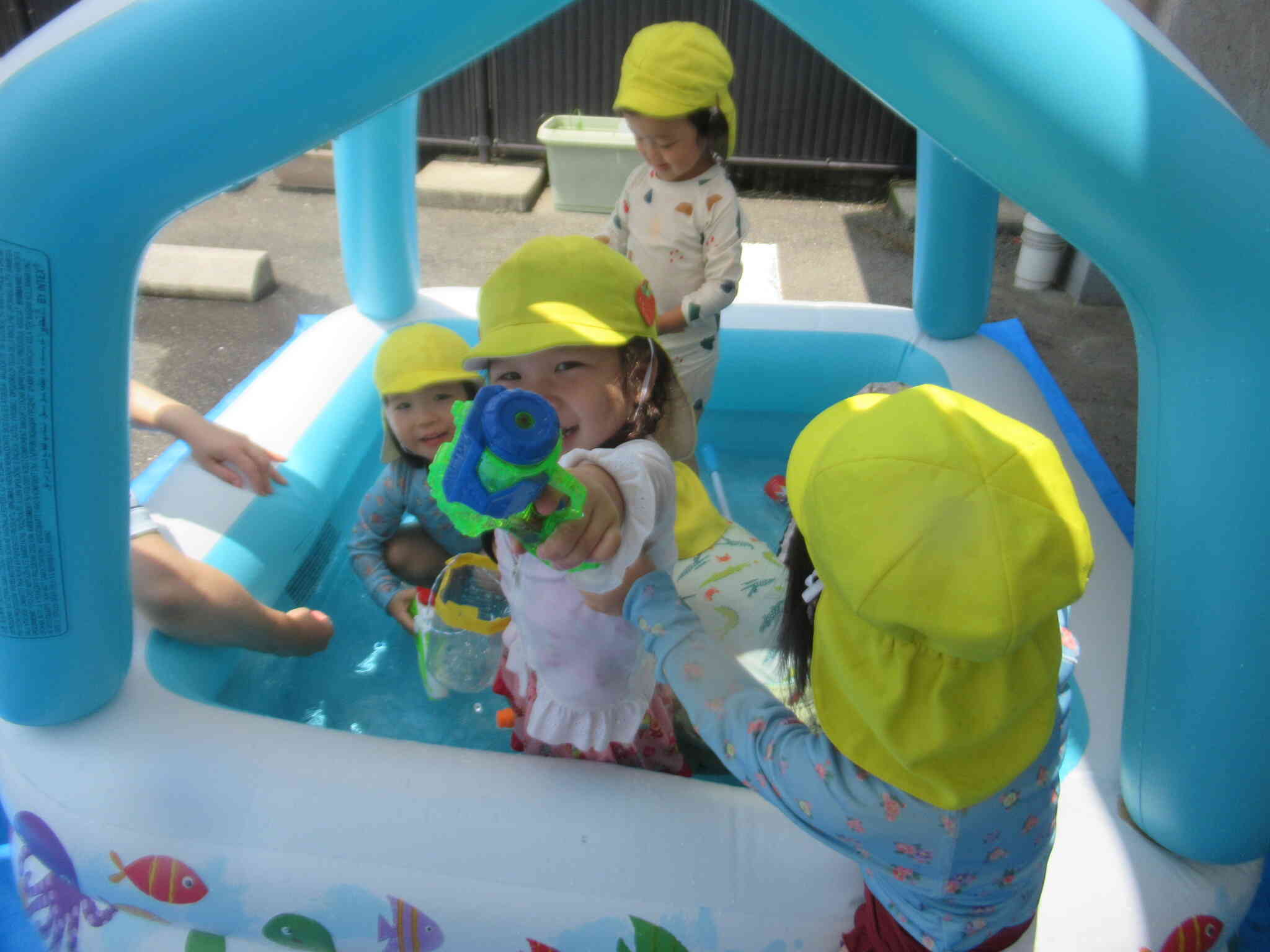 ♪ みずを たくさん汲んできて　みずでっぽうで あそびましょう ♪　　いっくよ～　　いち に さん し ...　しゅっ しゅっ しゅーーーっ！