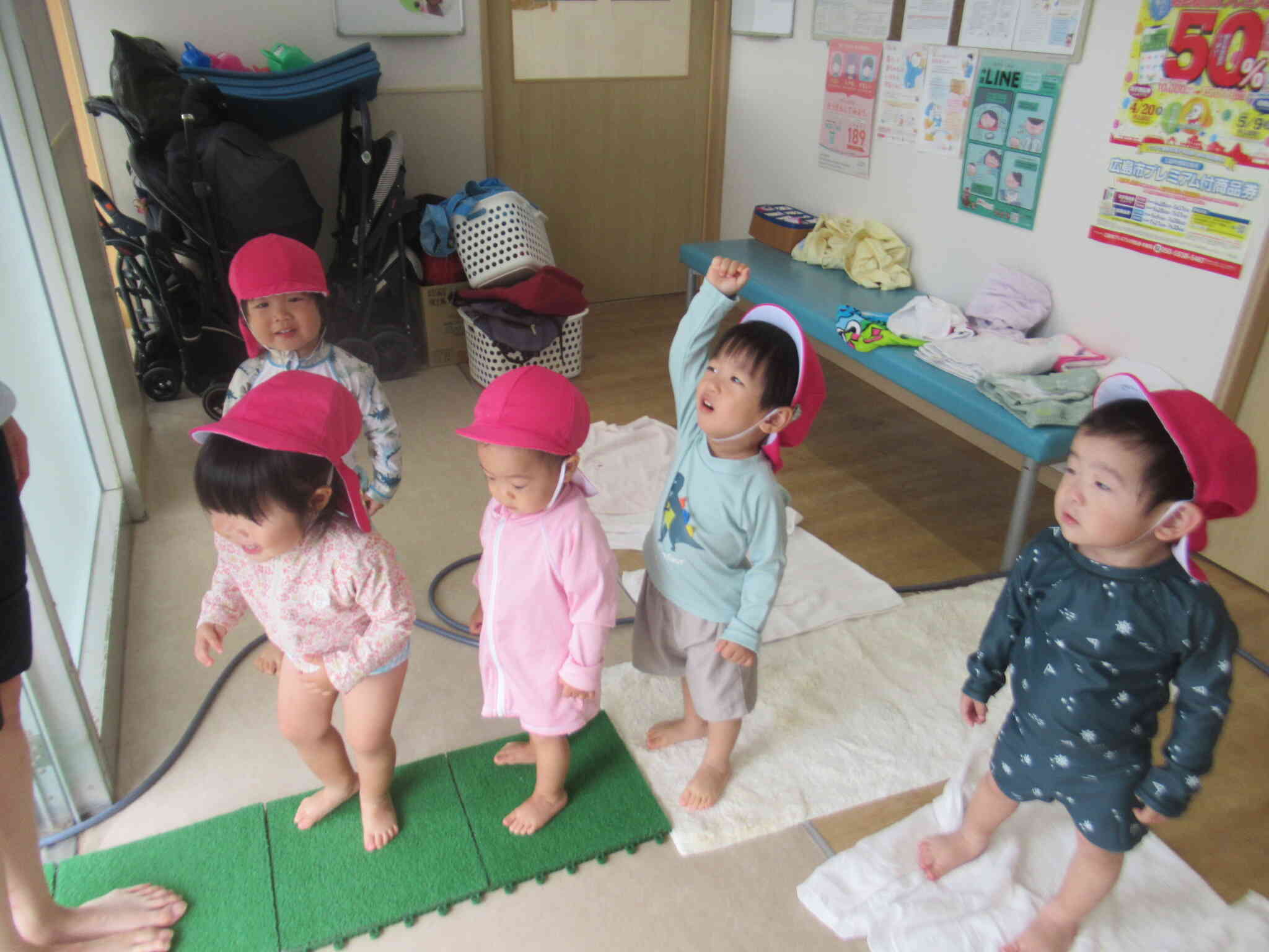 みずあそび　みんな だ～いすき！　ワクワクして ドキドキしちゃうんだ！　　さぁ今日も ...　やった～　レッツ ゴー！