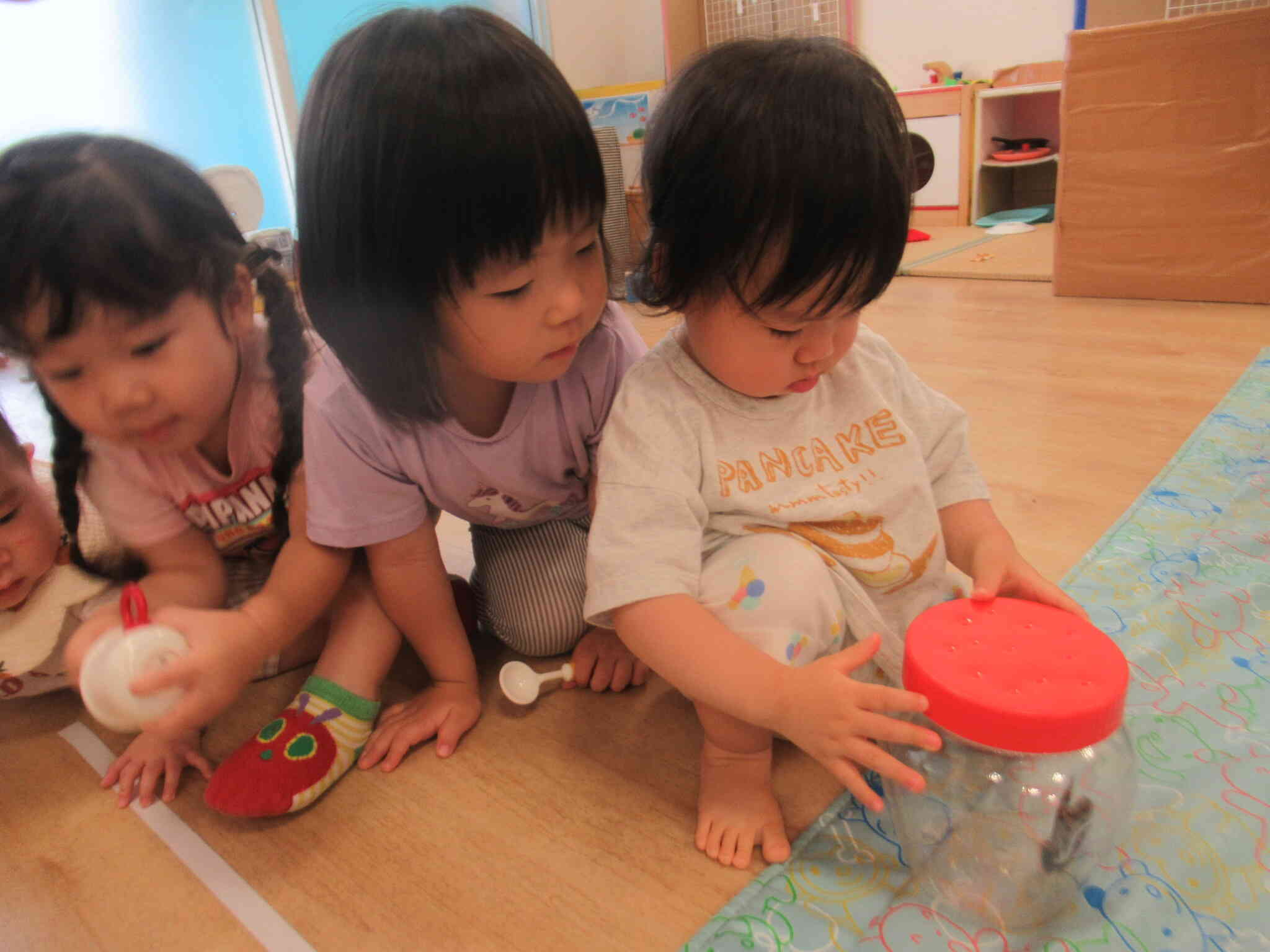 あそぼうよ～って言って 鳴いてるんかな？　しずかにしてたら ...　セミさんも しずかになったね　「こんにちは！」