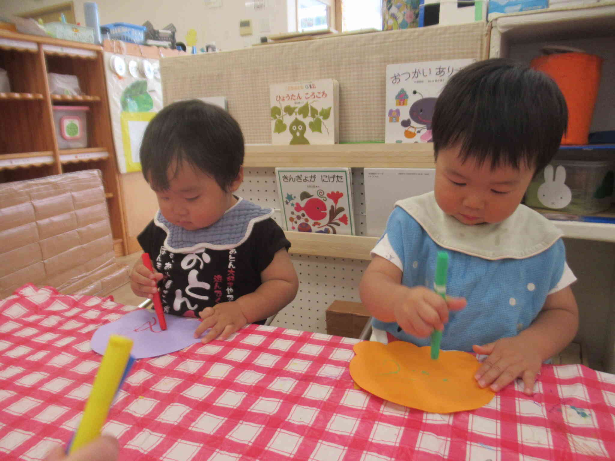 こんどは　ぐるぐるぐるぐる～って 模様をつけちゃおう ...　  なに味かな？ なに味にしようかな～？　　おいしそうなアイスクリーム どんどんできてるじゃん！