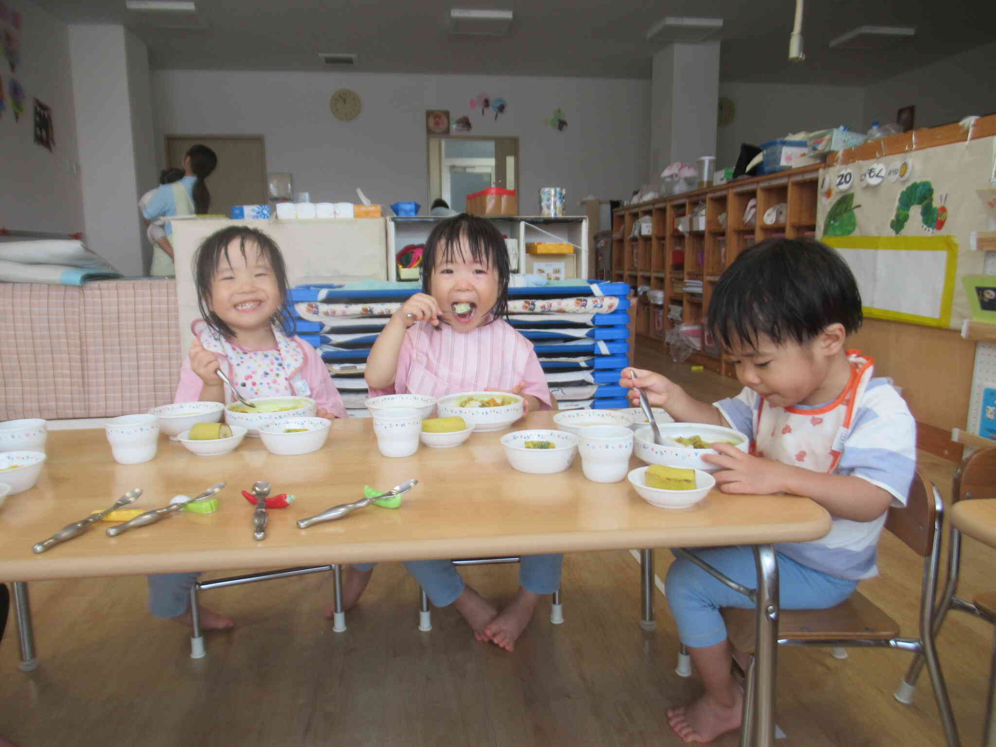 できあがり～！　...　すっごくおいしい！　　ひよこさんも あひるさんも ...　今日の給食 カレーだよ　み～んなで食べよ！　世界一最高よ！