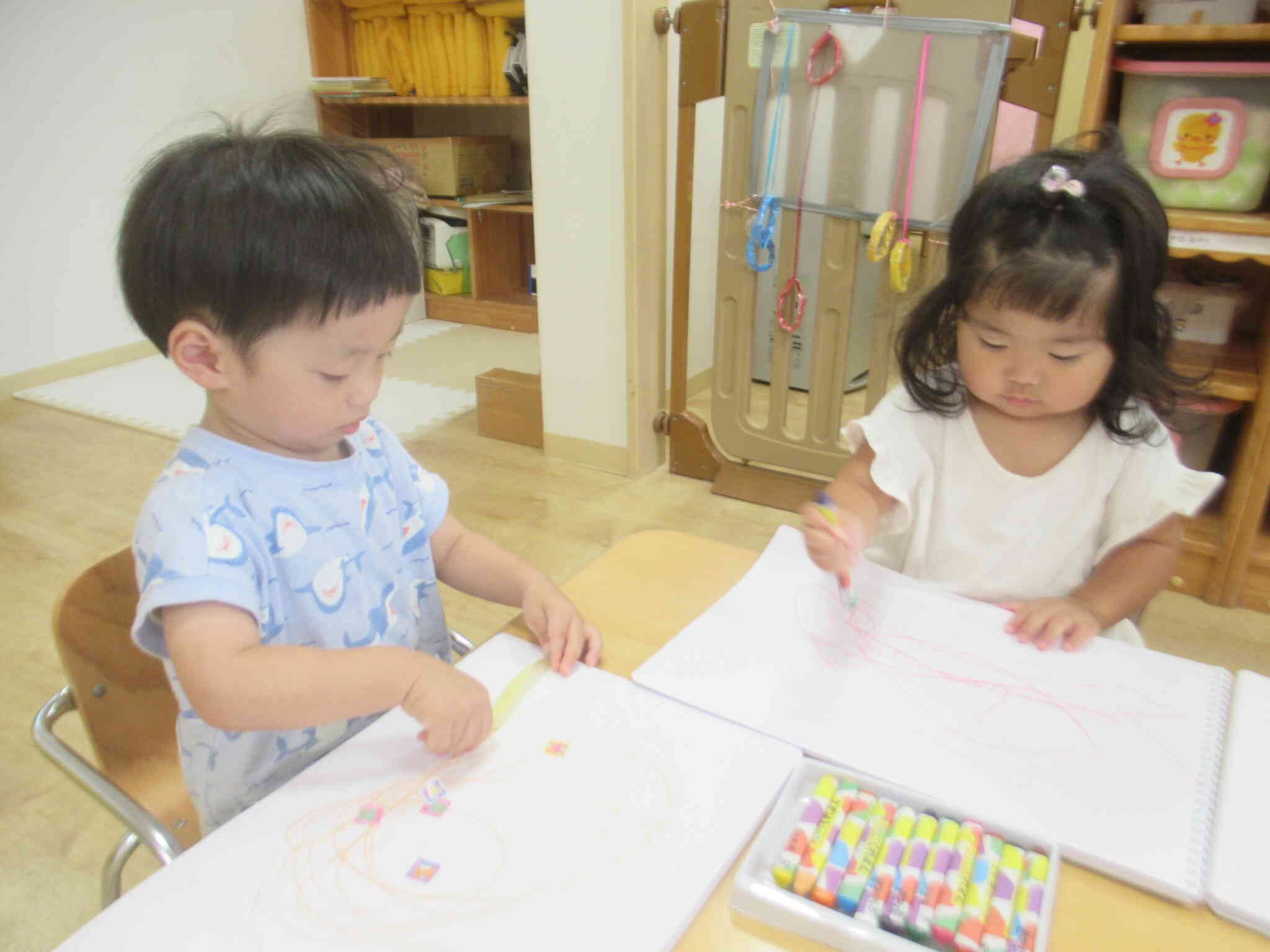 おえかき しようね ....　かけるかな？　つぎは ...　ちょうちょ！　それからね …