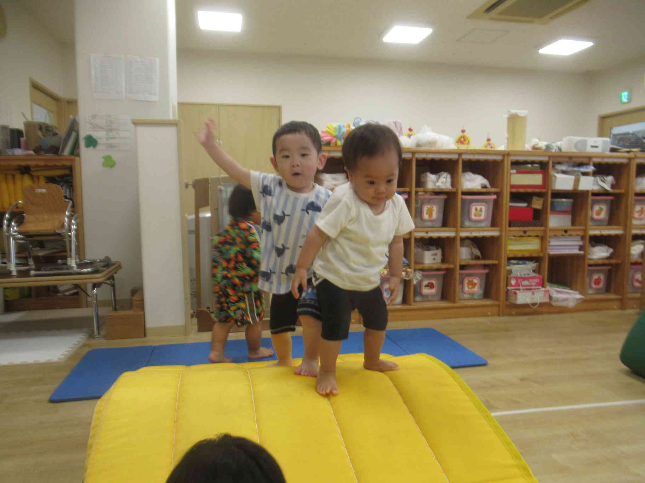 よいしょ よいしょ ... ゆっくりでいいよ ゆっくり ゆっくり… おっとっと! 下り坂って 難しいんだから ... ねね~ 押さないでね
