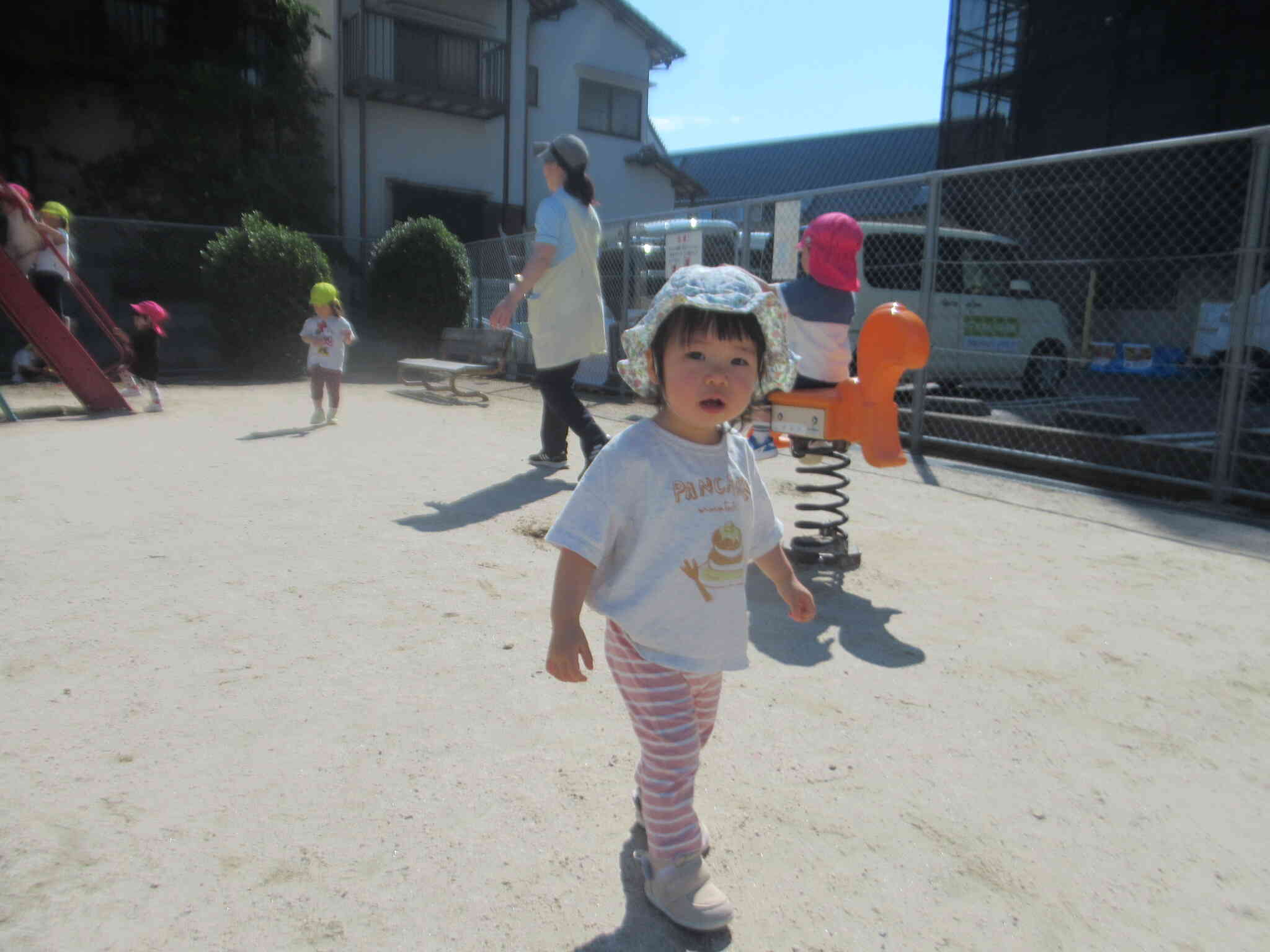 わたし ...　あんよができるんだ～　いち　に！　いち　に！　先生のとこまで いってみよっと ...　あっちにも 行ってみよっと ...　 まっててね