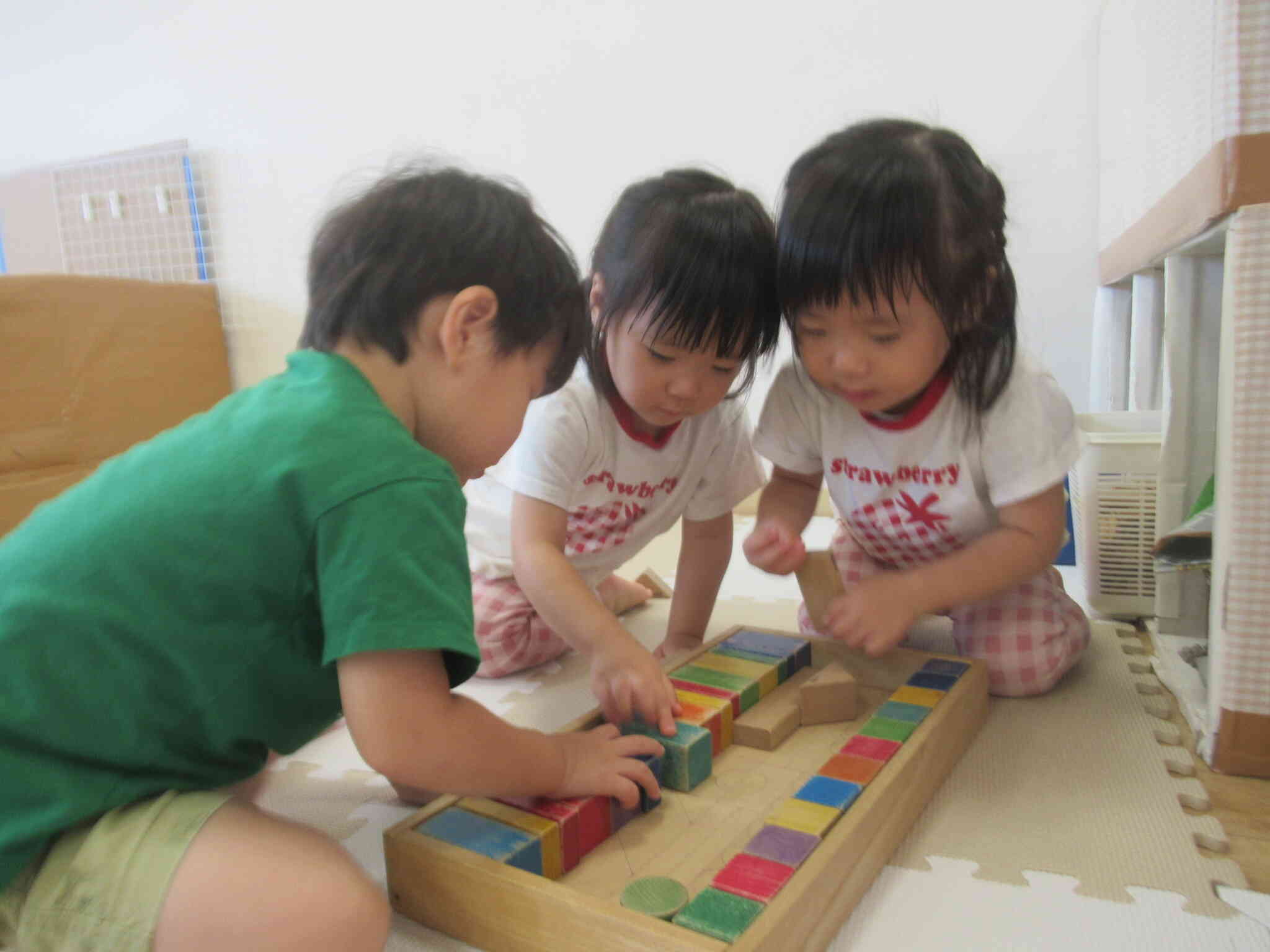 おかたづけも上手にできるよ　それぞれのつみきの形で 置く場所が決まっているんだよ ...　 わぁーきれいに 入る入る　　ぼくたちって かたづけ上手！　楽しかったね～