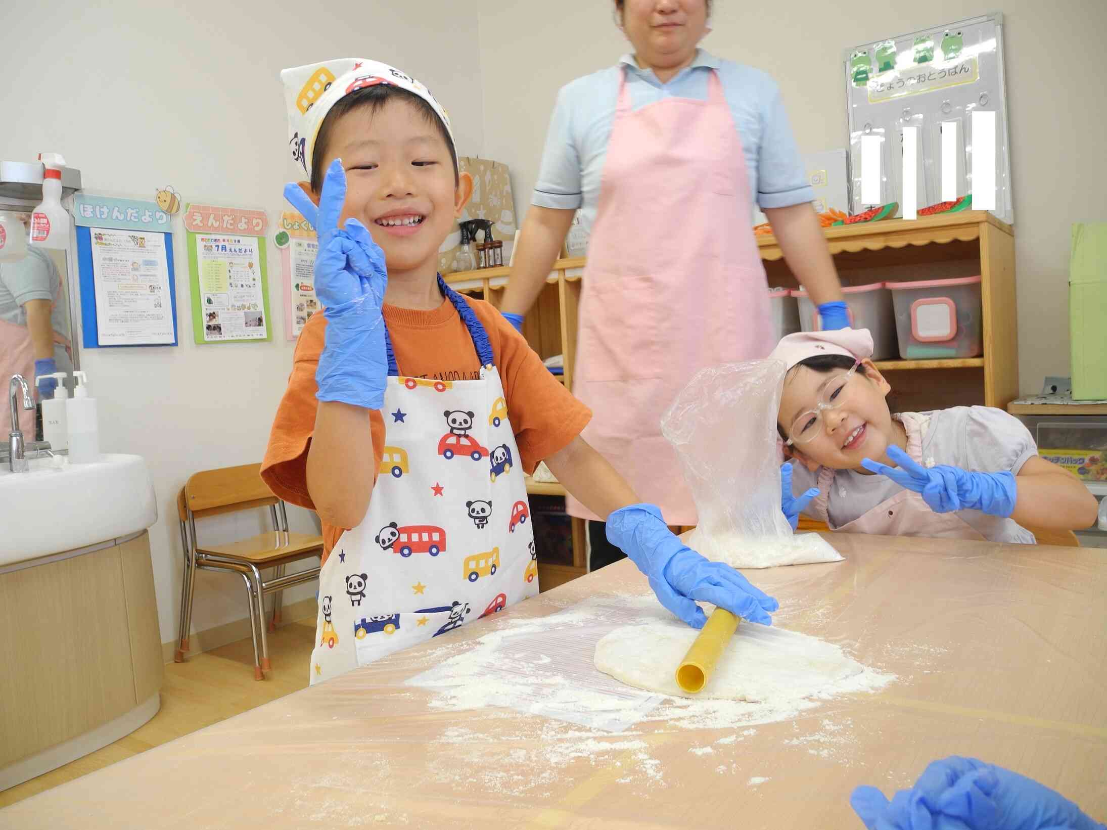 生地を伸ばしています